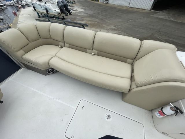 2019 SouthWind V23LC - 8