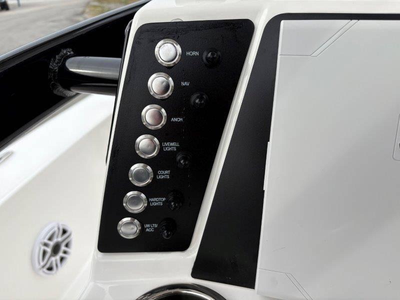 2025 Robalo 226 Cayman - 87