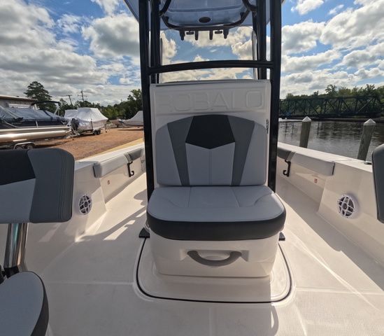 2026 Robalo Cayman 226 In Stock Trailer Included - 23