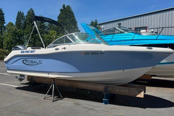 2024 Robalo R207 Dual Console