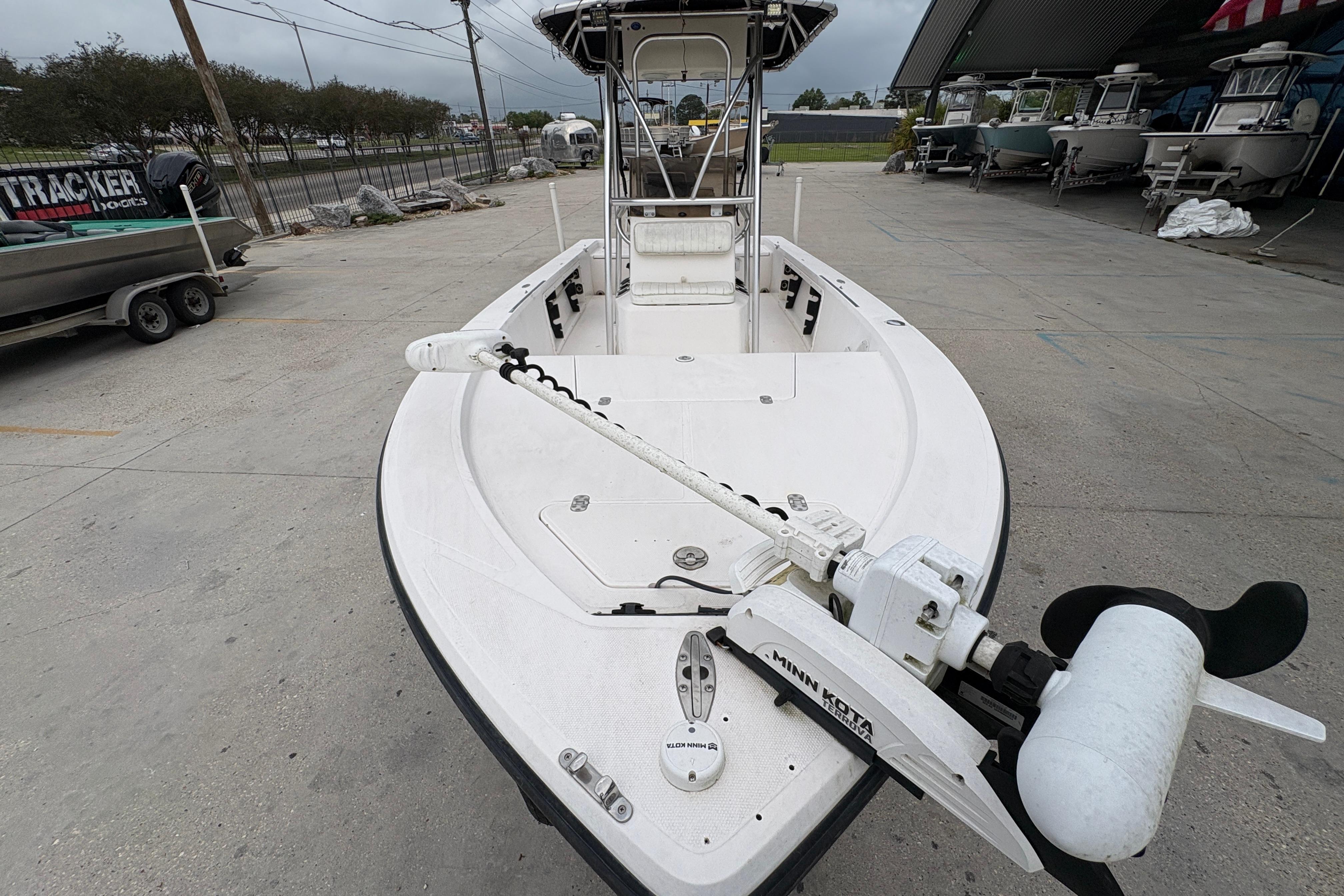 Kenner 21 VISION boat, 2000 model, with trolling motor, parked outdoors.