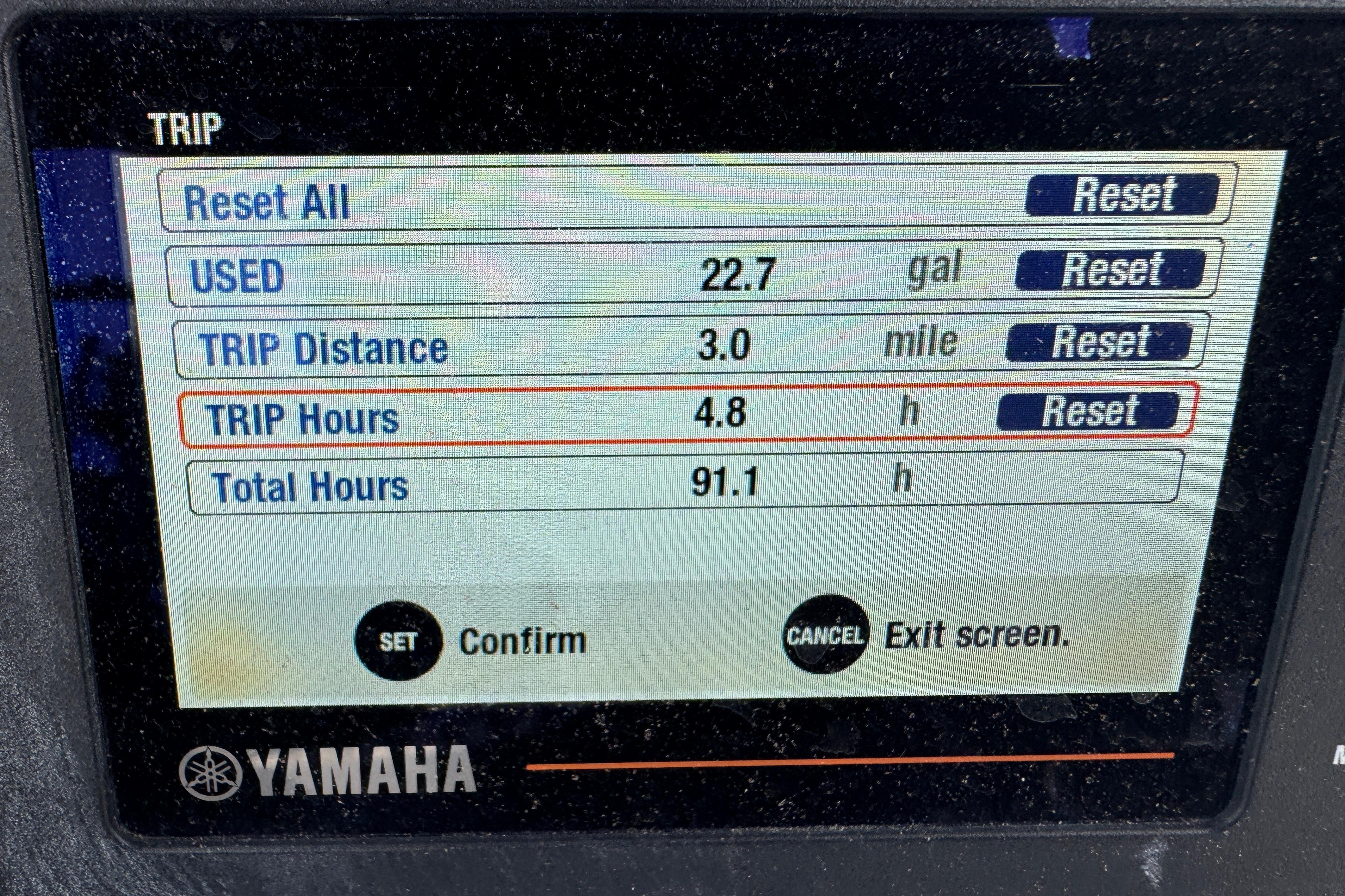 Yamaha display showing trip data: 22.7 gallons used, 3 miles, 4.8 trip hours. Tidewater 232 SS 2022.