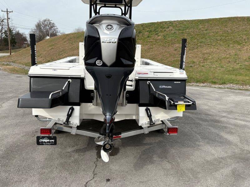 2025 Robalo 226 Cayman - 17