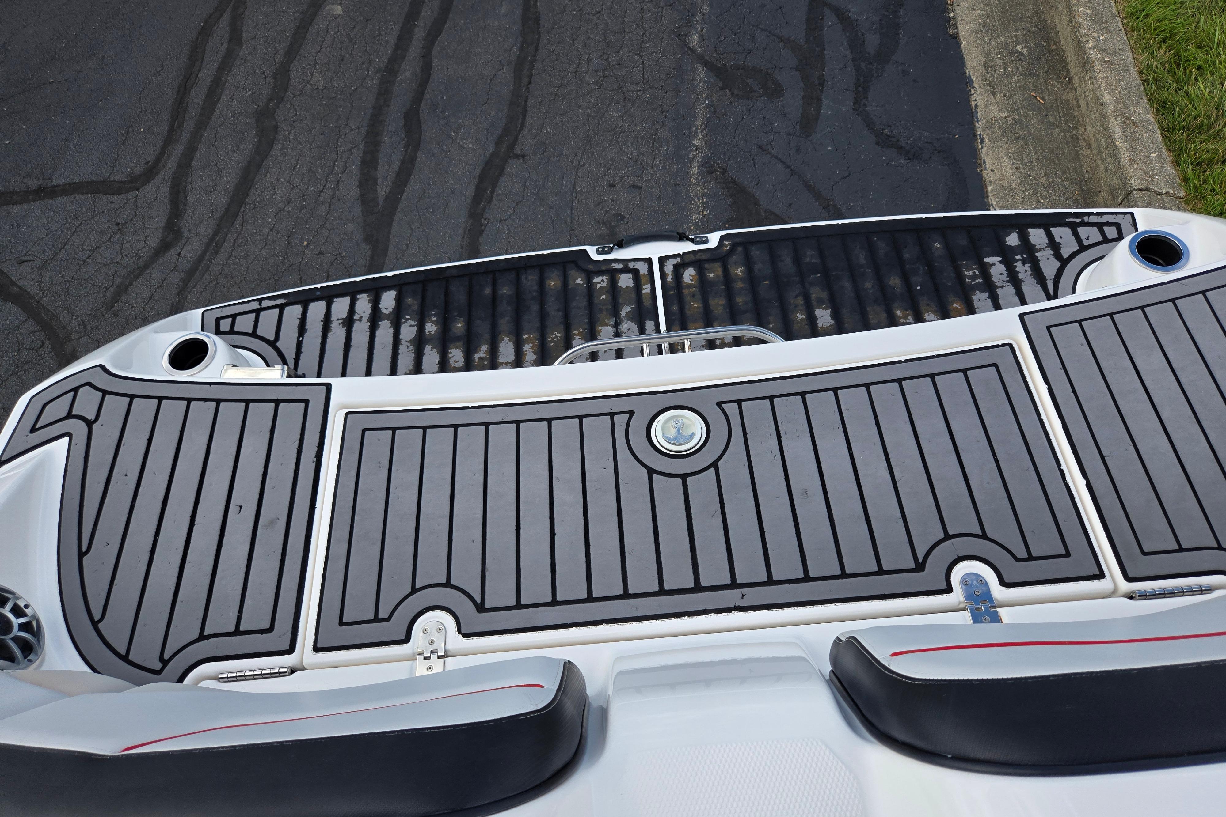 2018 Yamaha Boats 212X swim platform with black and gray traction pads.