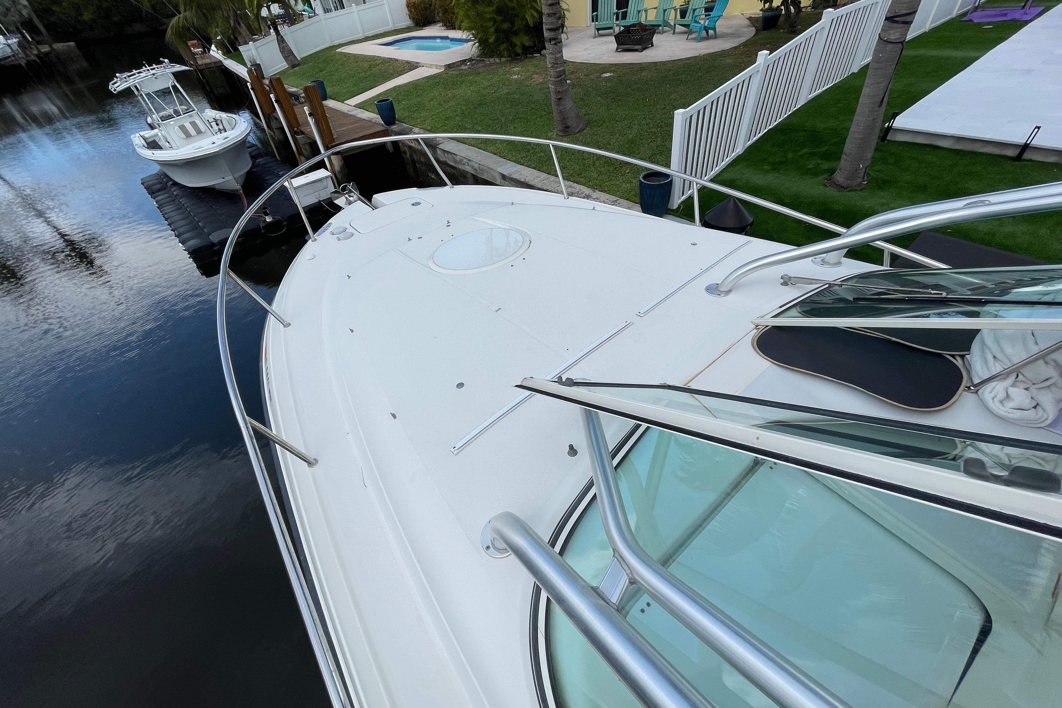 2006 Hydra-Sports Vector 2900 VX boat docked by a waterfront property.