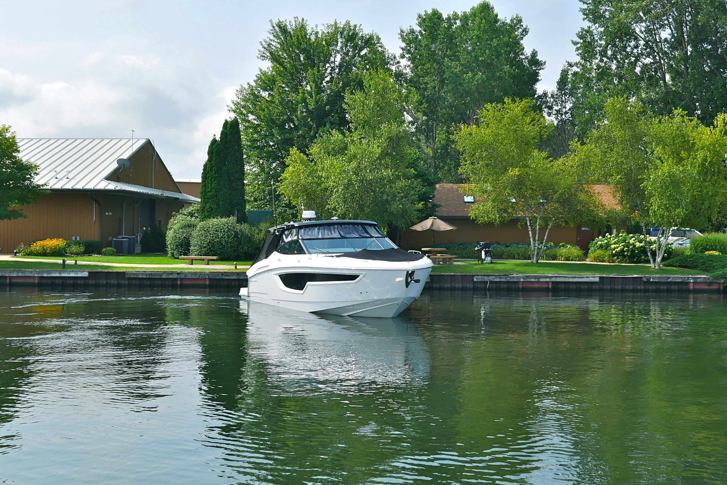 2026 Cruisers Yachts 38 GLS I/O