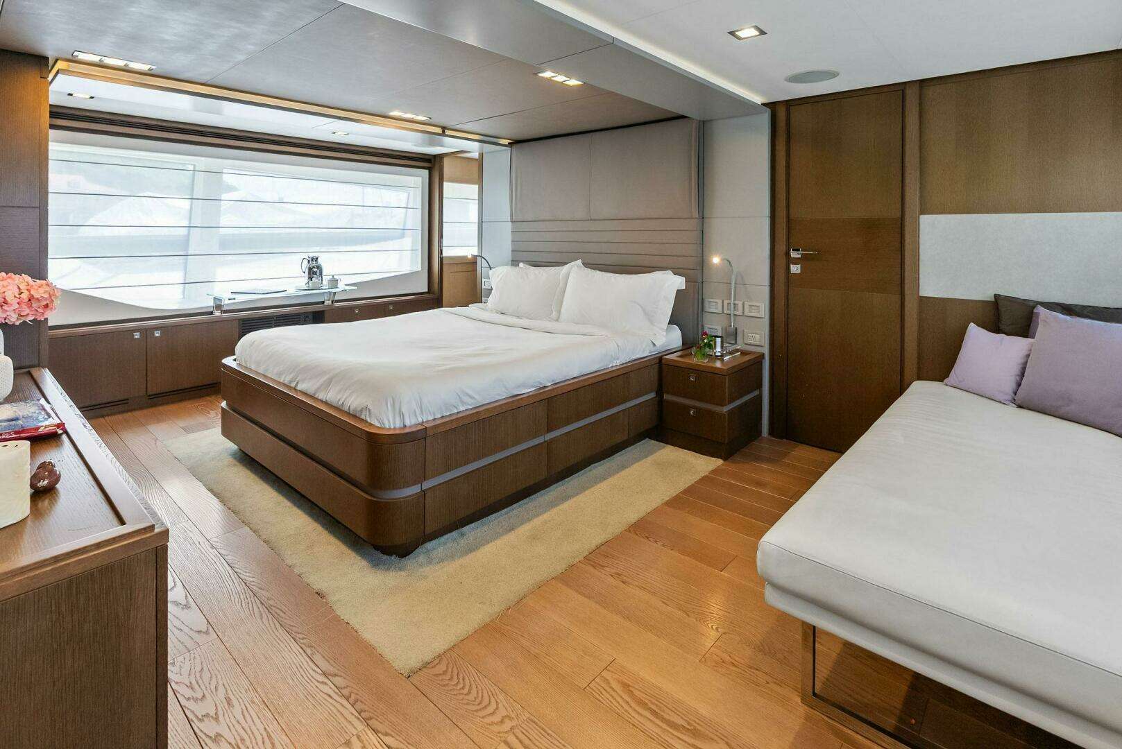 2014 Custom Line 100 - Image 66