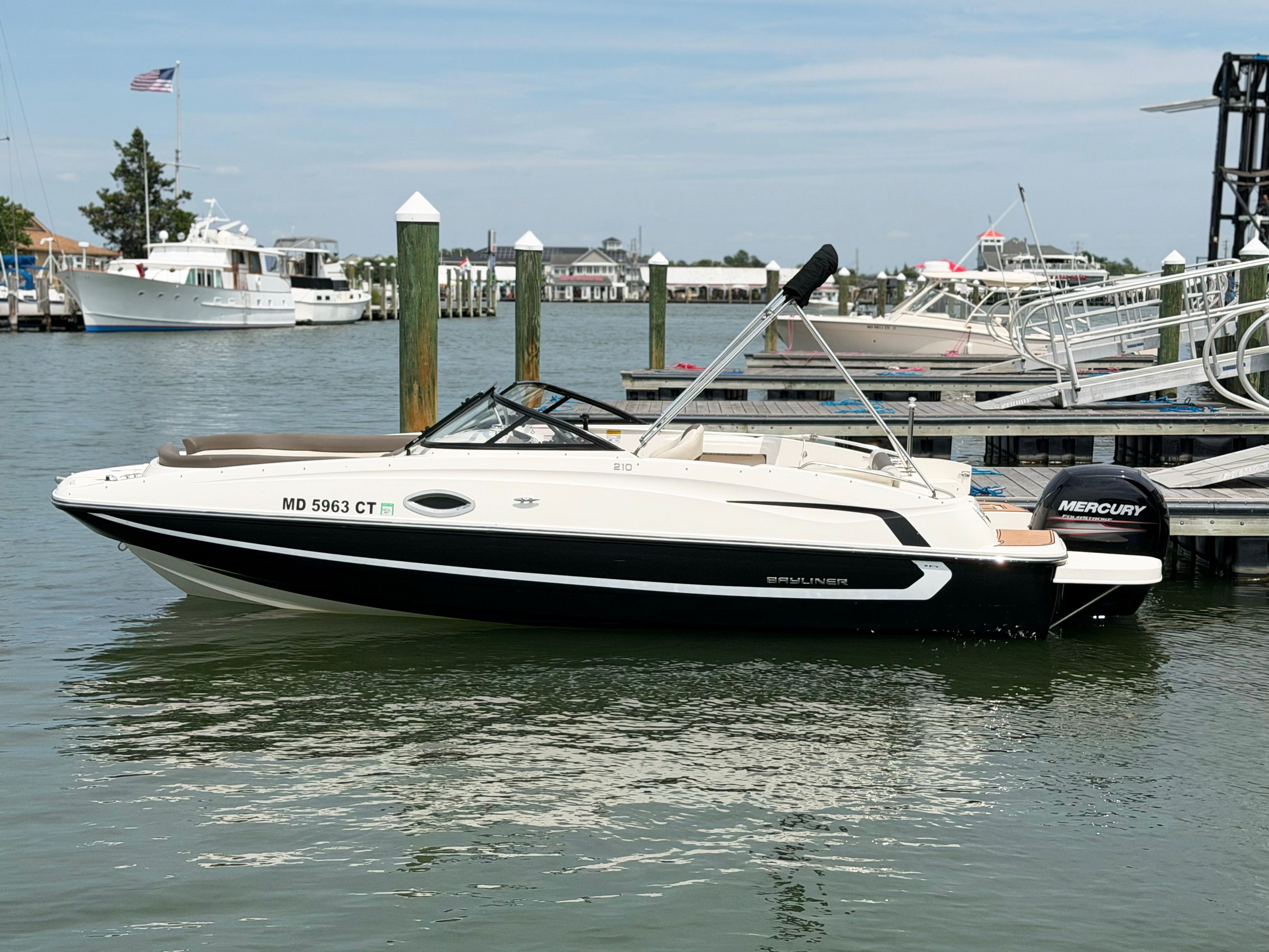 2018 Bayliner 210 Deck Boat