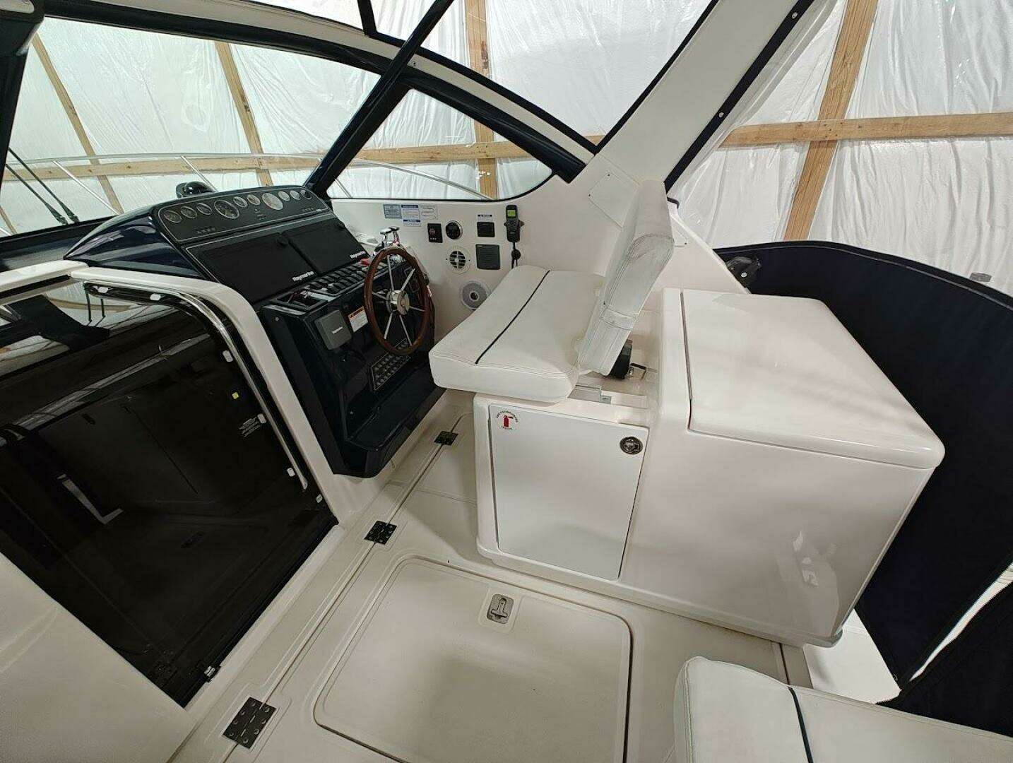 2005 Tiara Yachts 3200 OPEN - Image 6