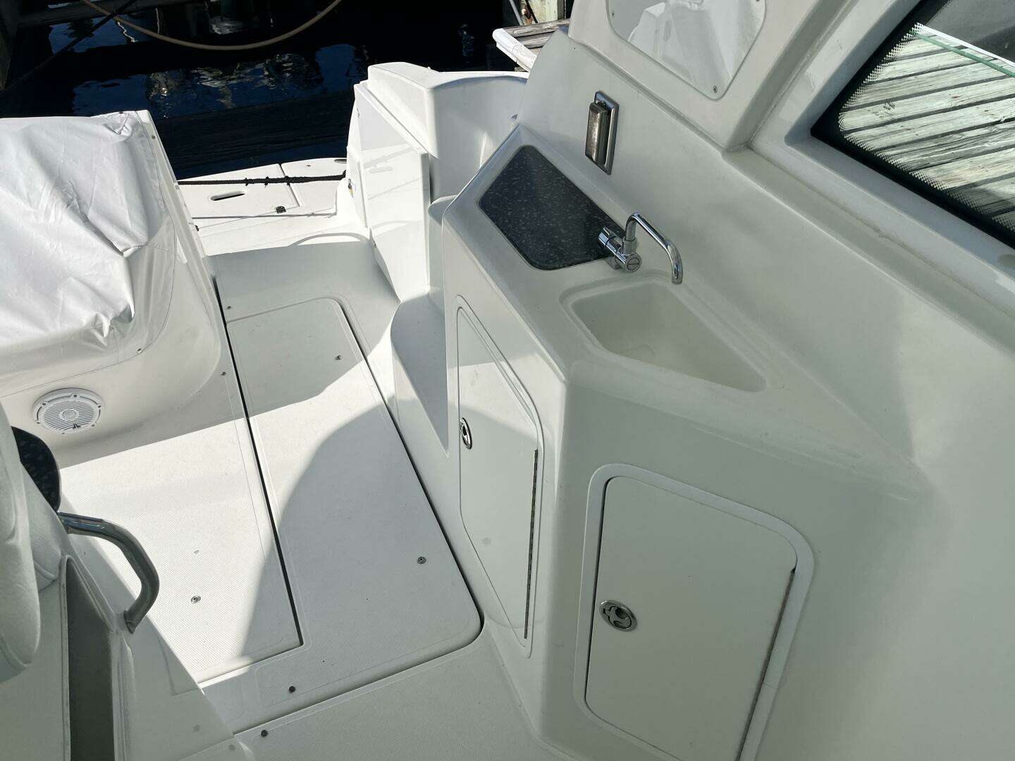2008 Cruisers Yachts 390 Sport Coupe - Image 15