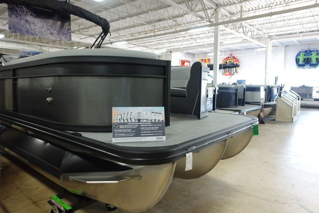 2025 Flagship Pontoons D25CU XT Tritoon - 2