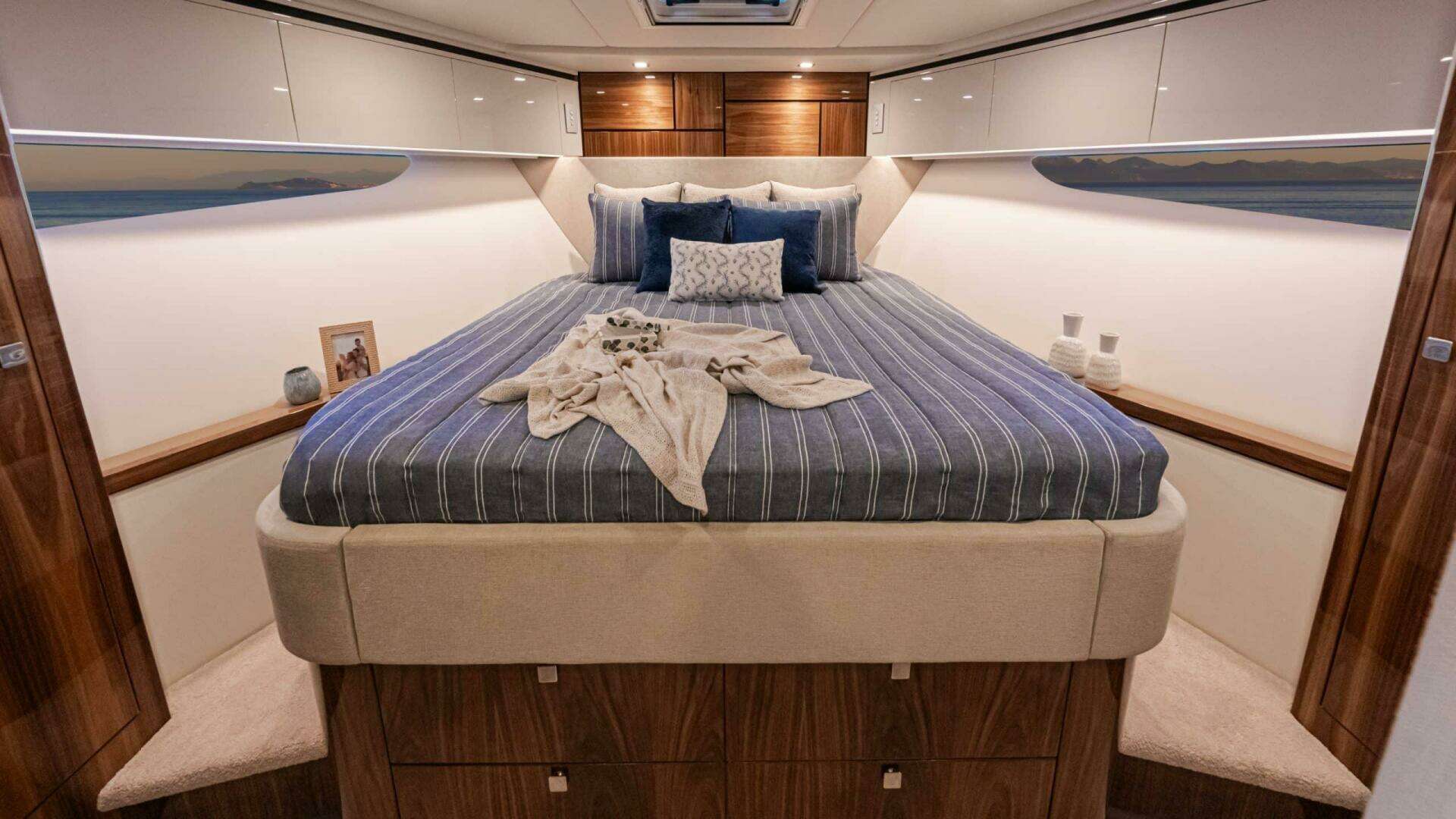 2026 Riviera 6800 Sport Yacht Platinum Edition - Image 22