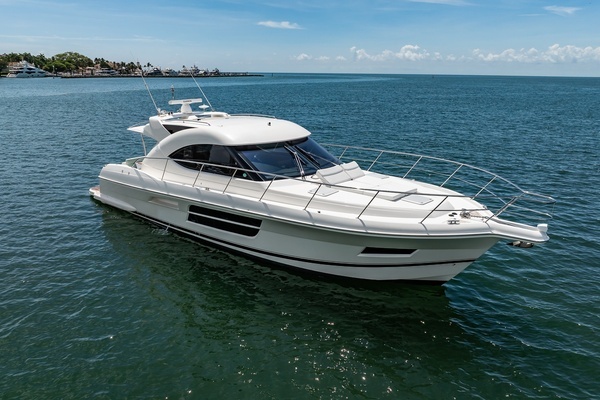 2016 Riviera 5000 Sport Yacht