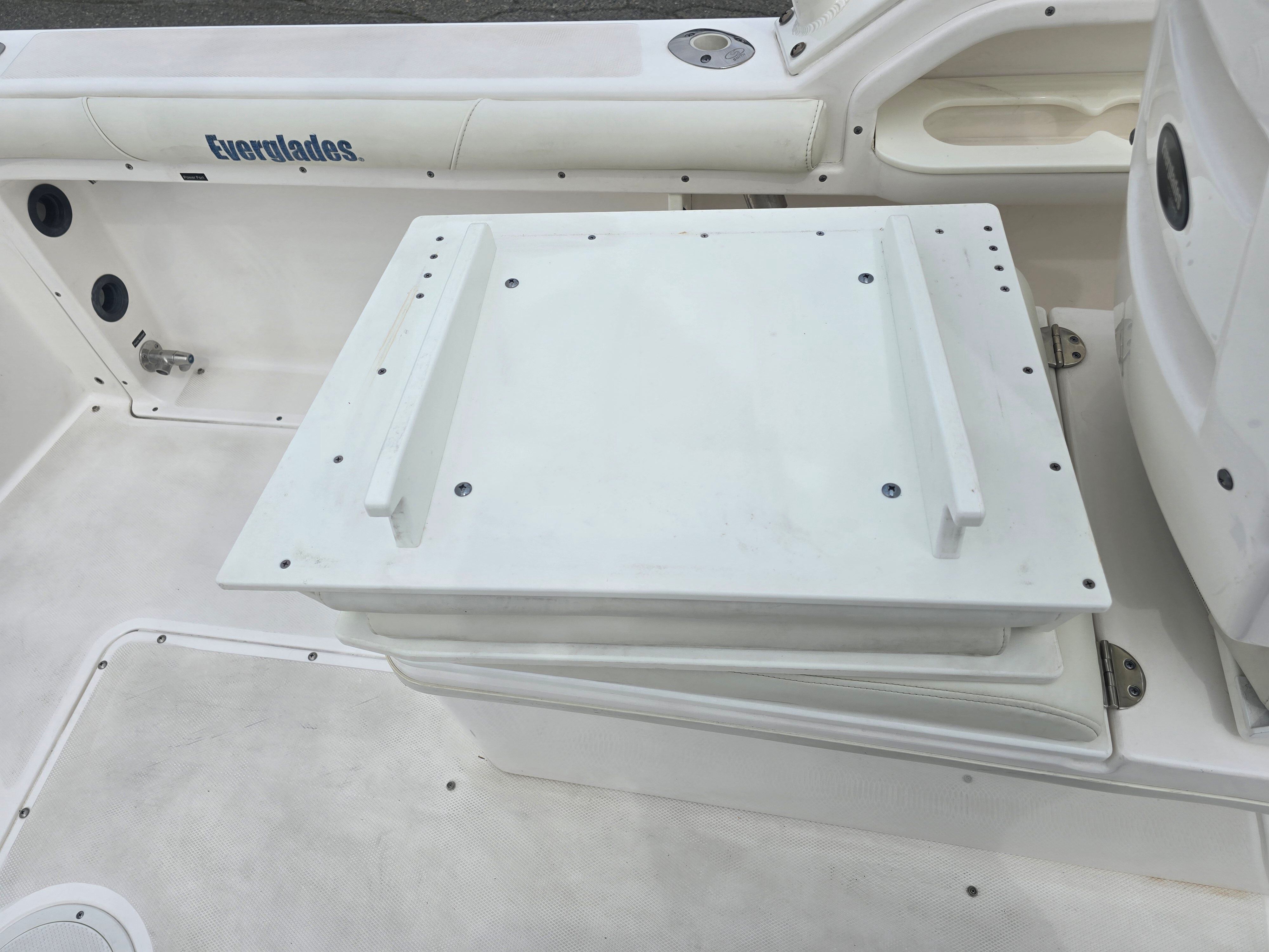 The image shows the cockpit of a 2017 Everglades 230 Dual Console boat.