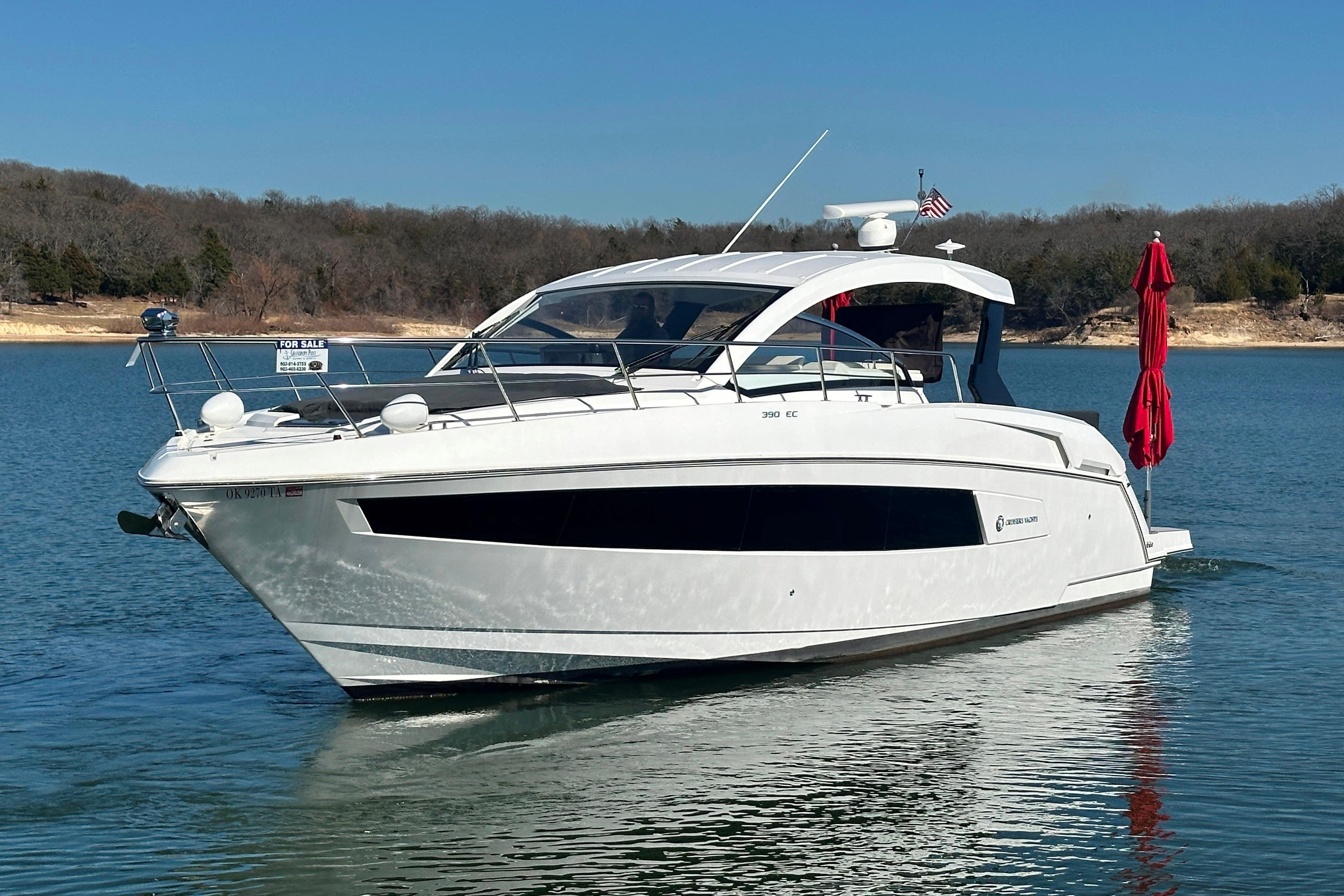 2021 Cruisers Yachts 390 Express Coupe