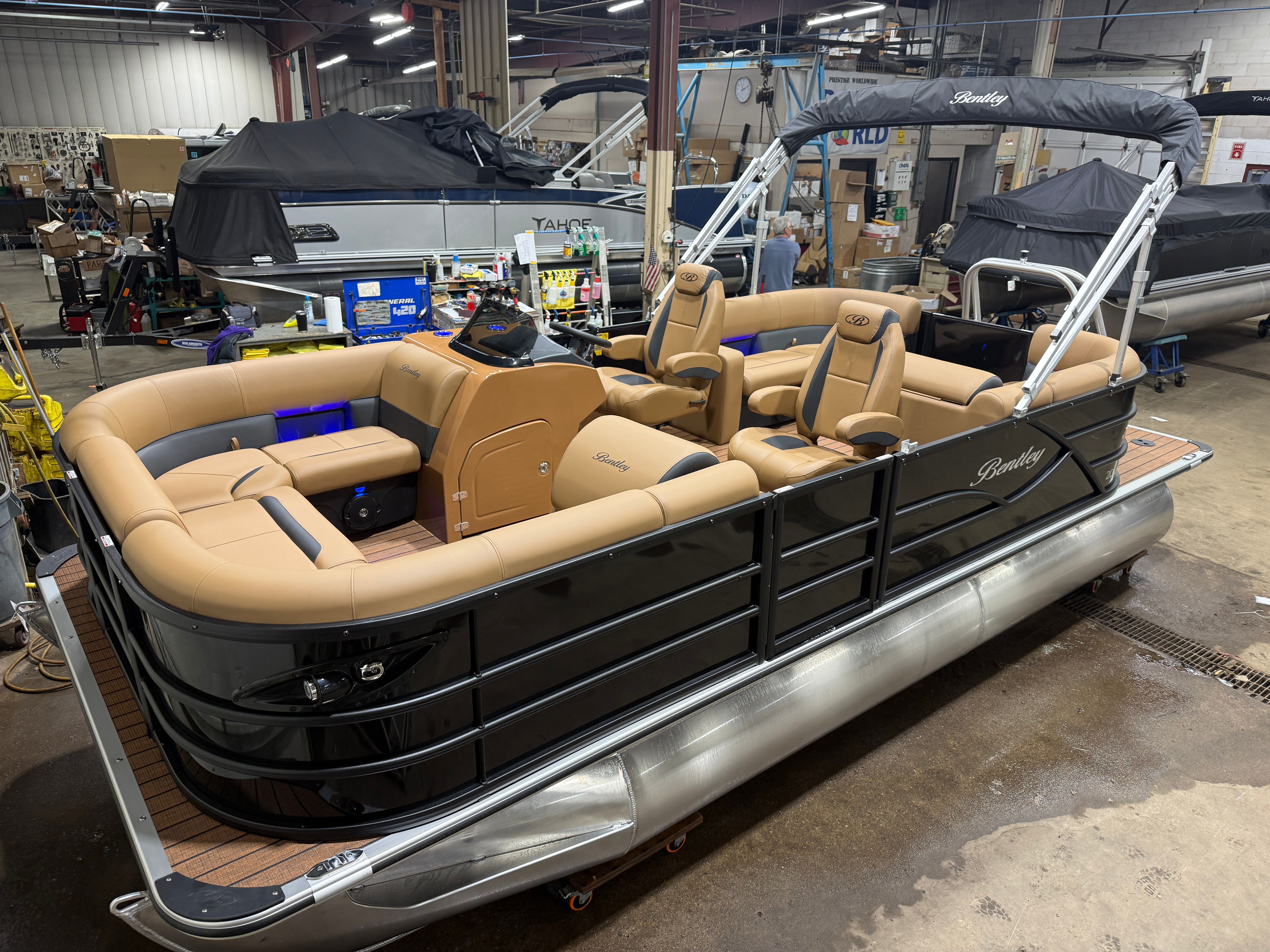 2026 Bentley Pontoons Legacy 200 Navigator Quad Lounge & Honda 4-Stroke EFI