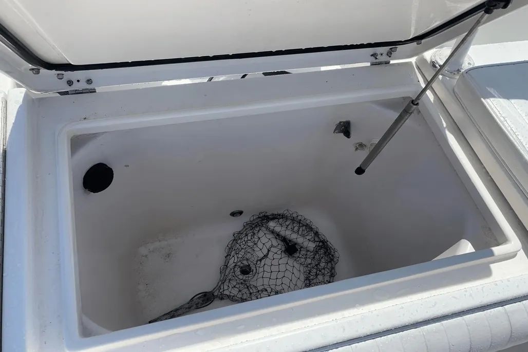 2004 Regulator 32 Forward Seating - 15