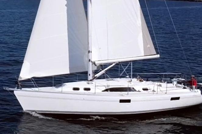 Sailing yacht Catalina 386, 2026 model, gliding on open water with full sails.