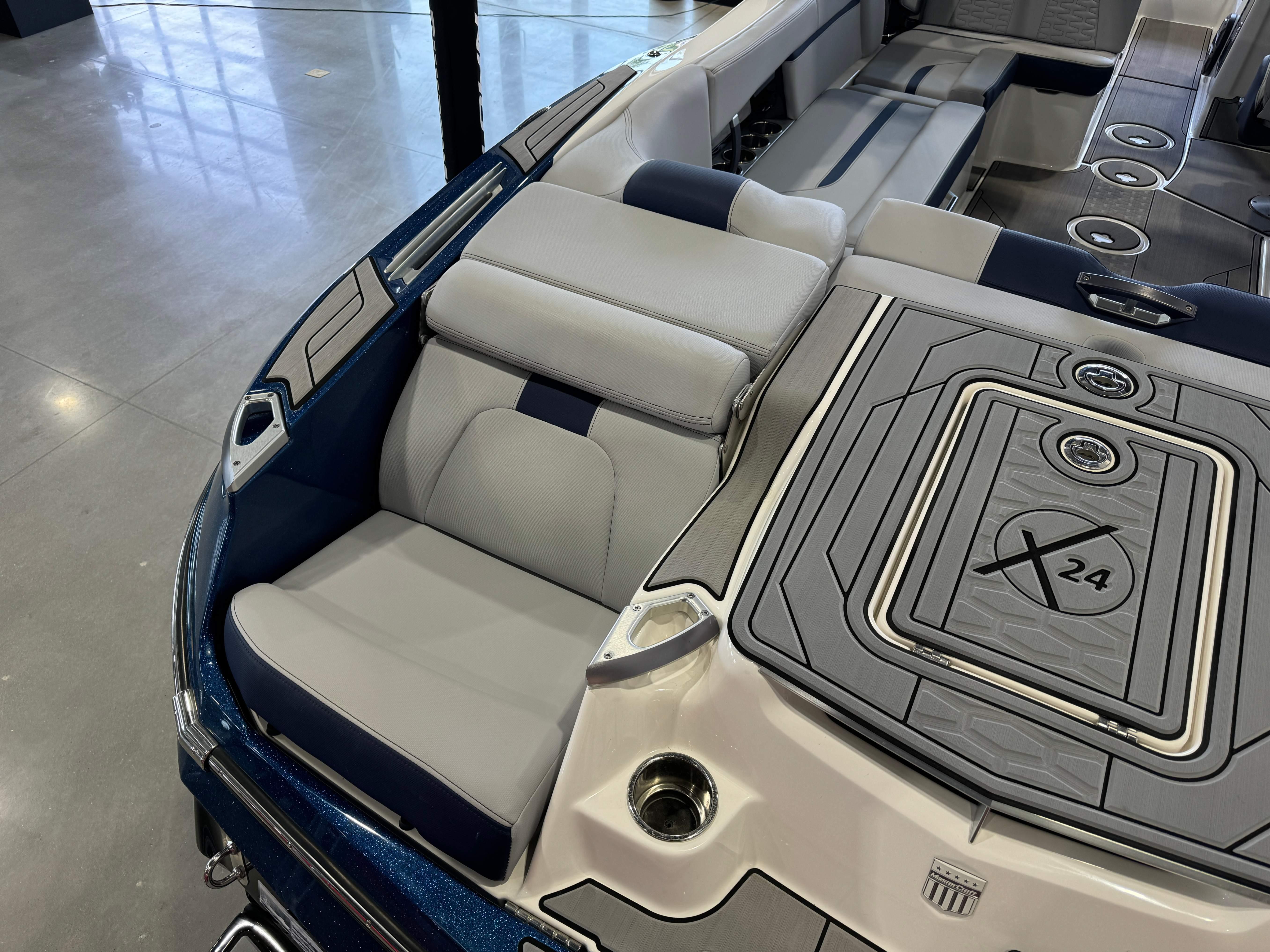 2022 MasterCraft X24 - 12