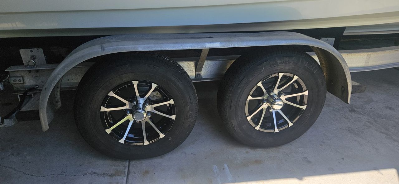 Trailer wheels of a 2000 Wellcraft 24 Walkaround boat.