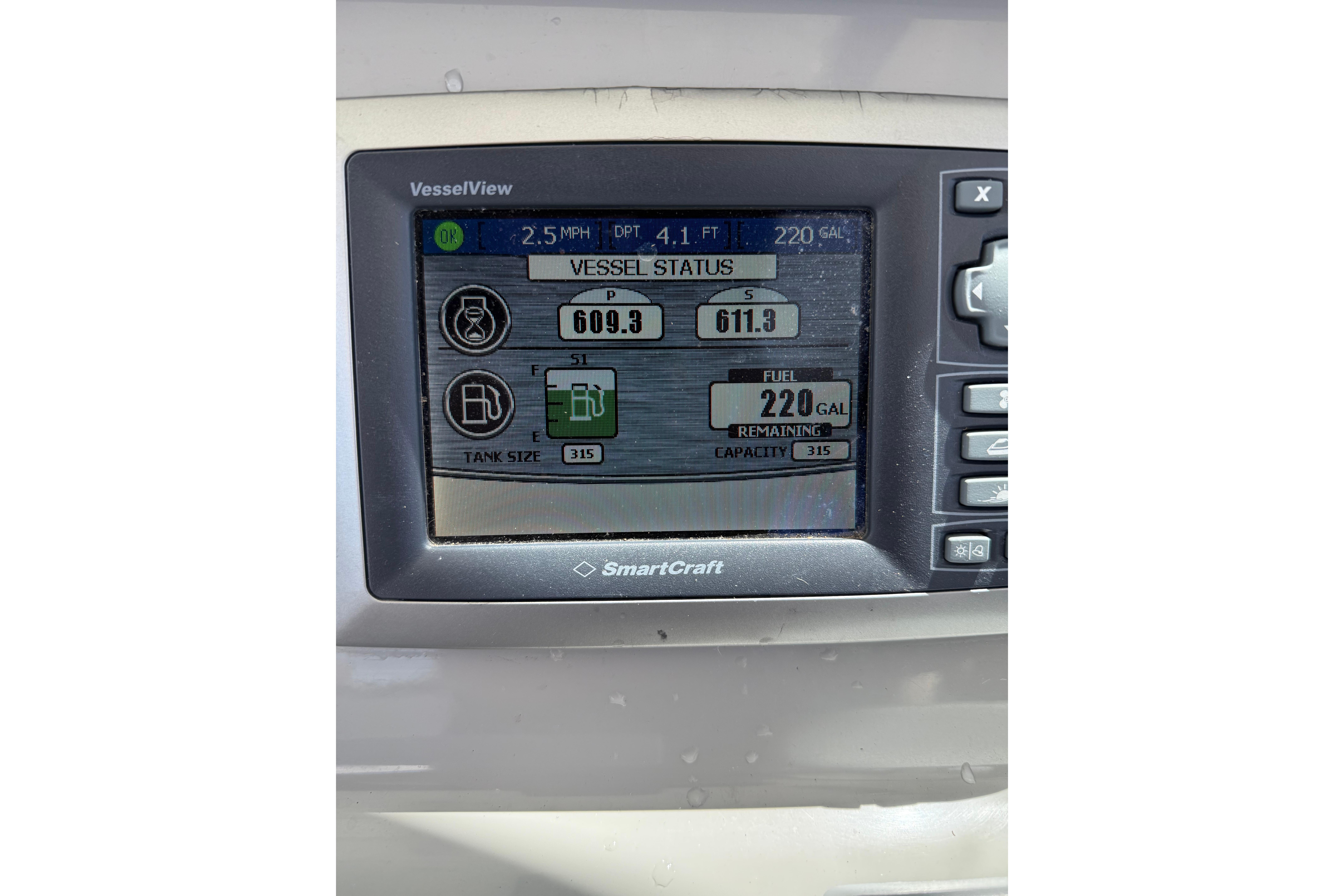 SmartCraft display on 2013 Boston Whaler 315 Conquest showing vessel status and fuel levels.