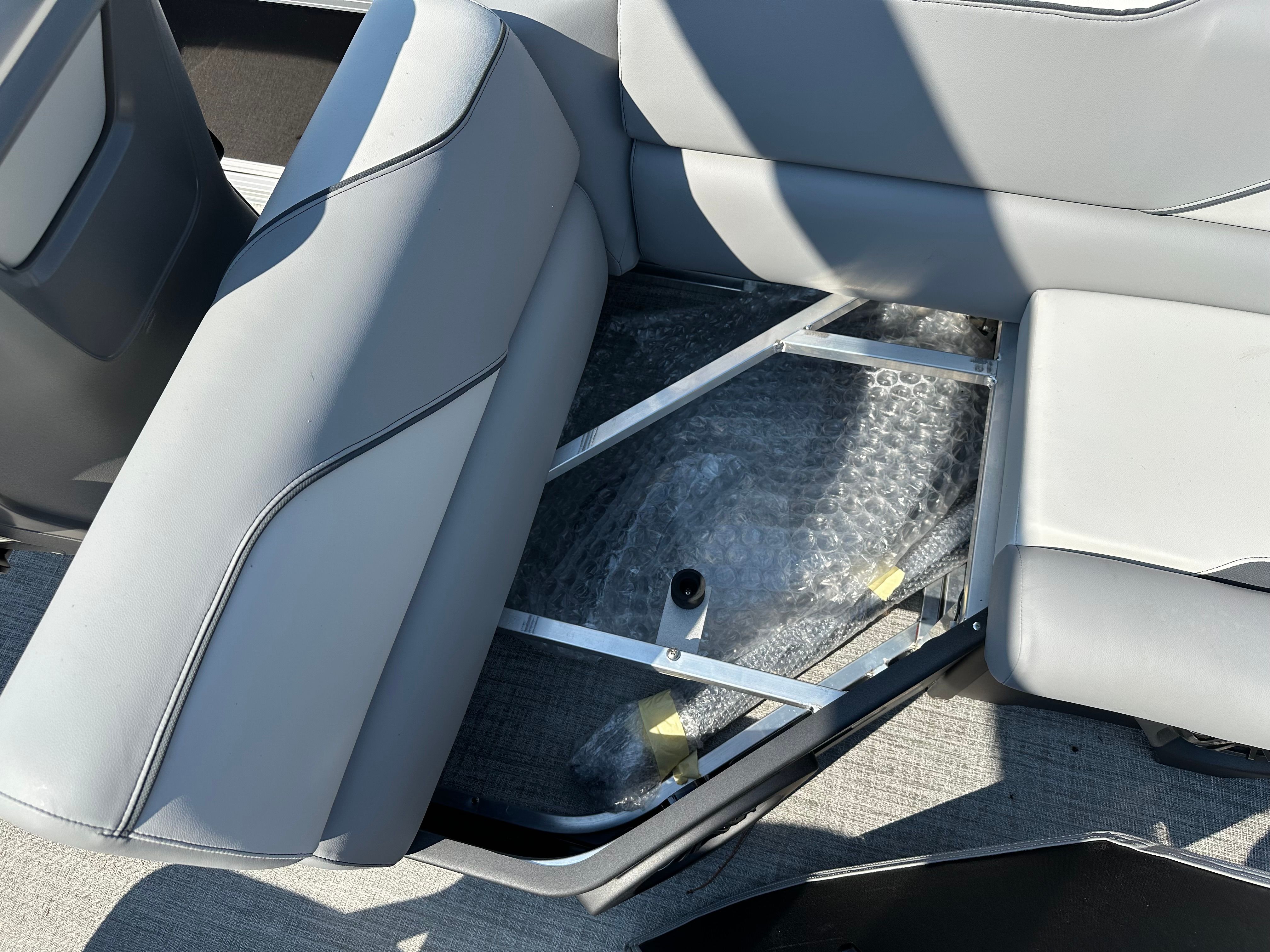 2025 Avalon Venture Rear Fish - 21' - 22
