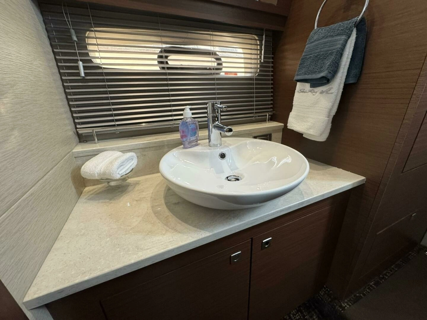 2016 Sea Ray 470 Sundancer - Image 22