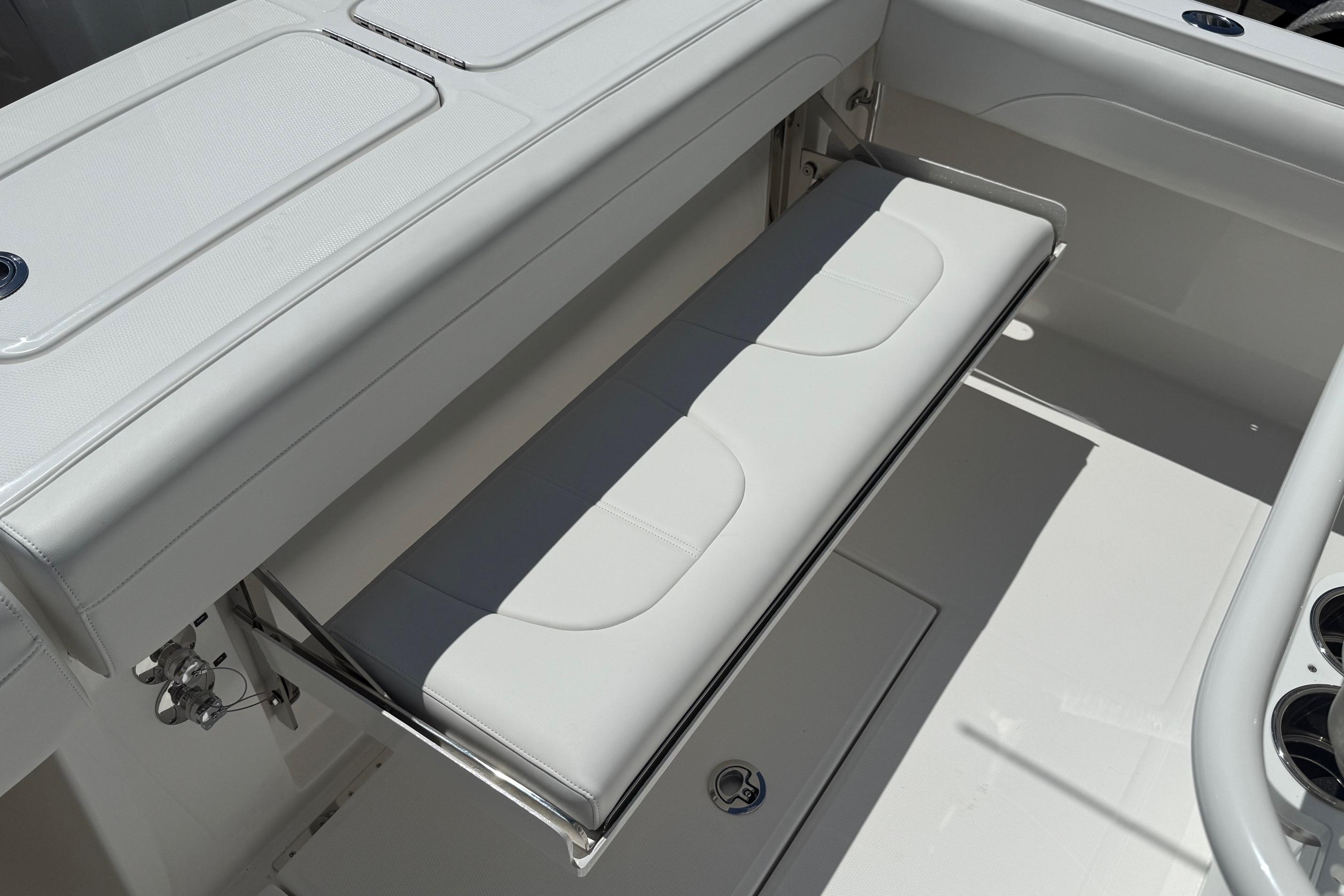 2026 Regulator 25 boat with foldable white bench seat and sleek design.