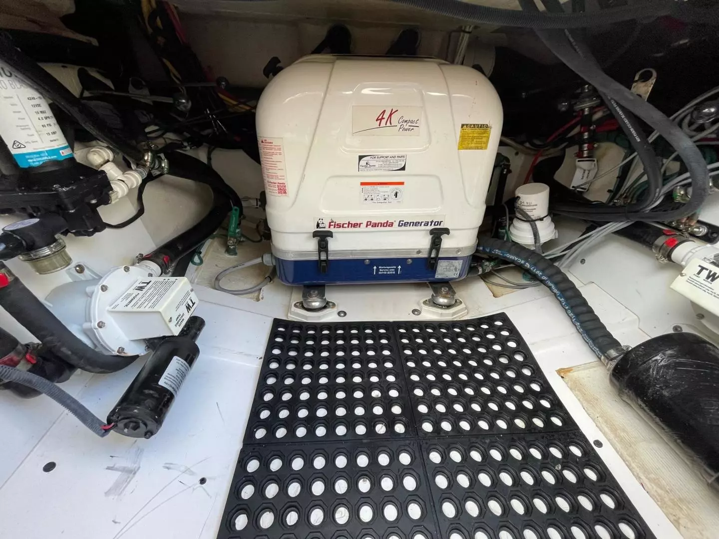 2018 Pursuit 325 DC - Image 21