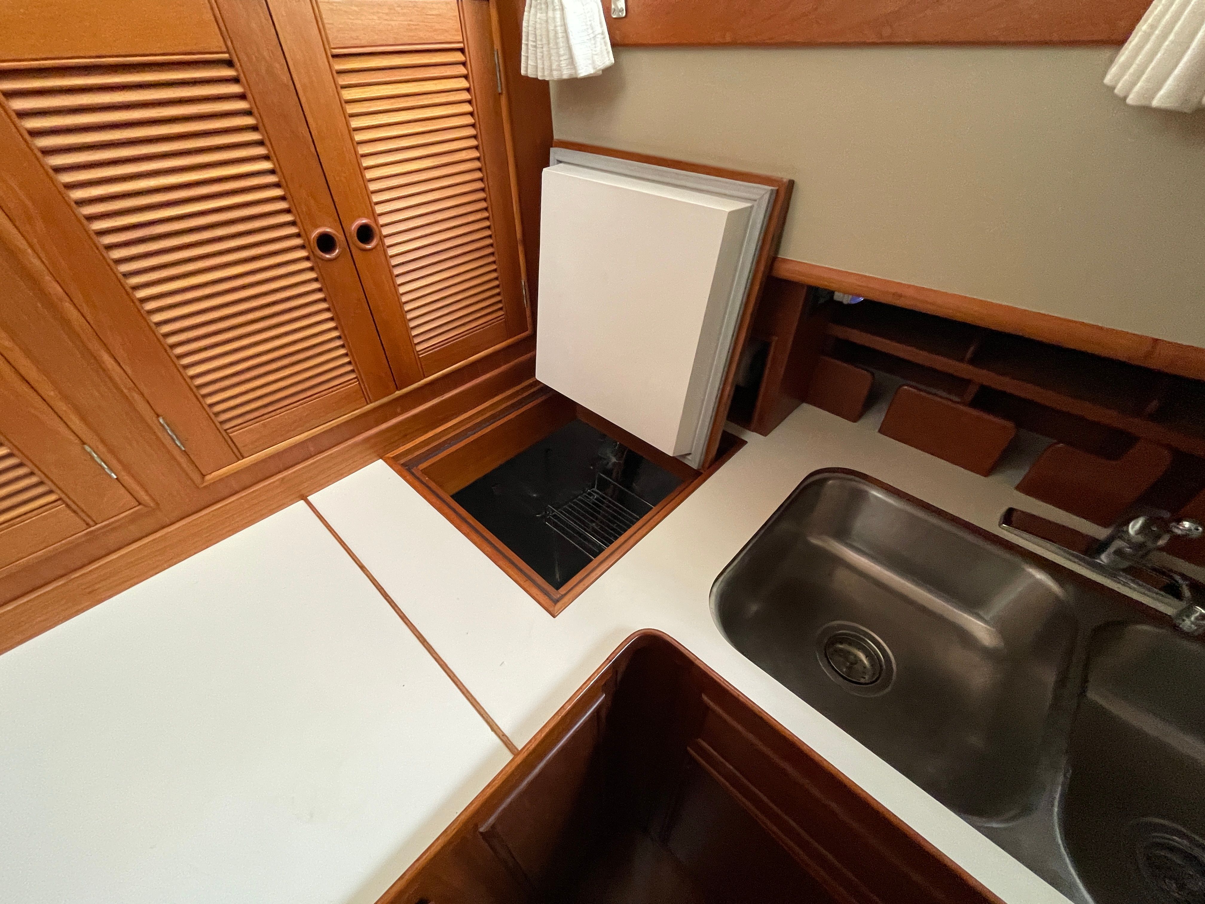 1985 Grand Banks 42 Motor Yacht - 32