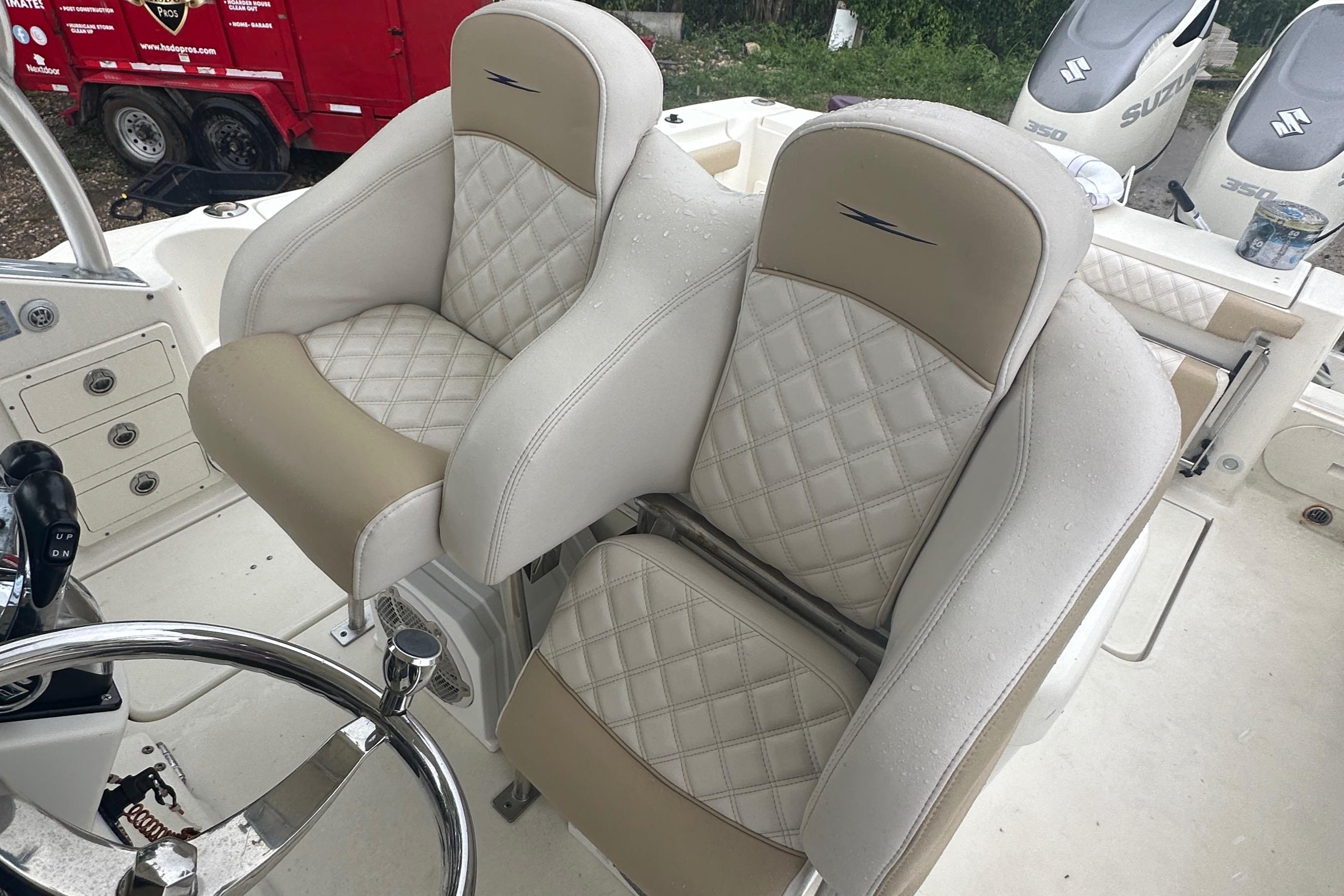 2005 Hydra-Sports Vector 3300 VX boat seats, featuring beige and white quilted upholstery.