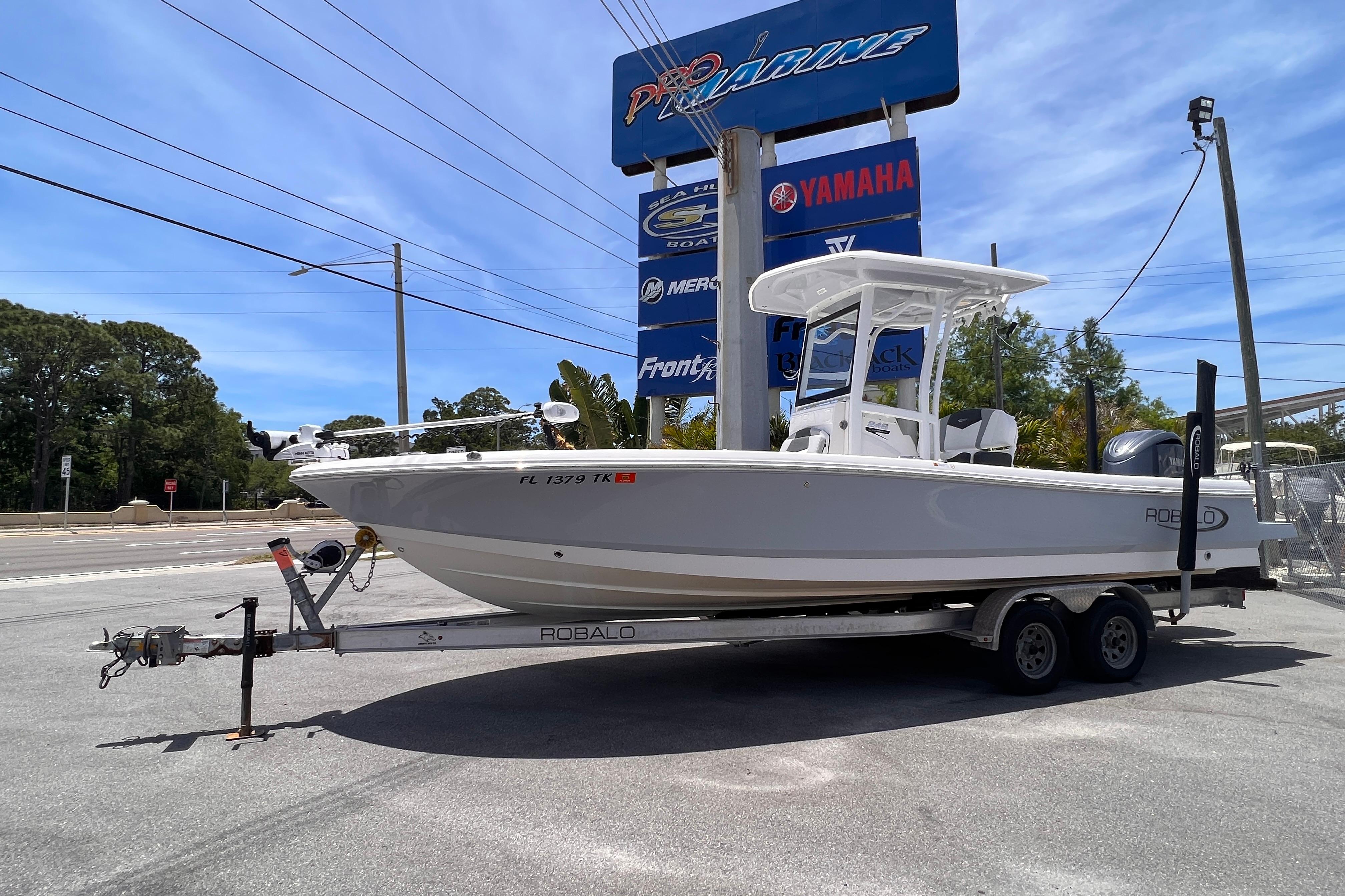 2022 Robalo 246 Cayman