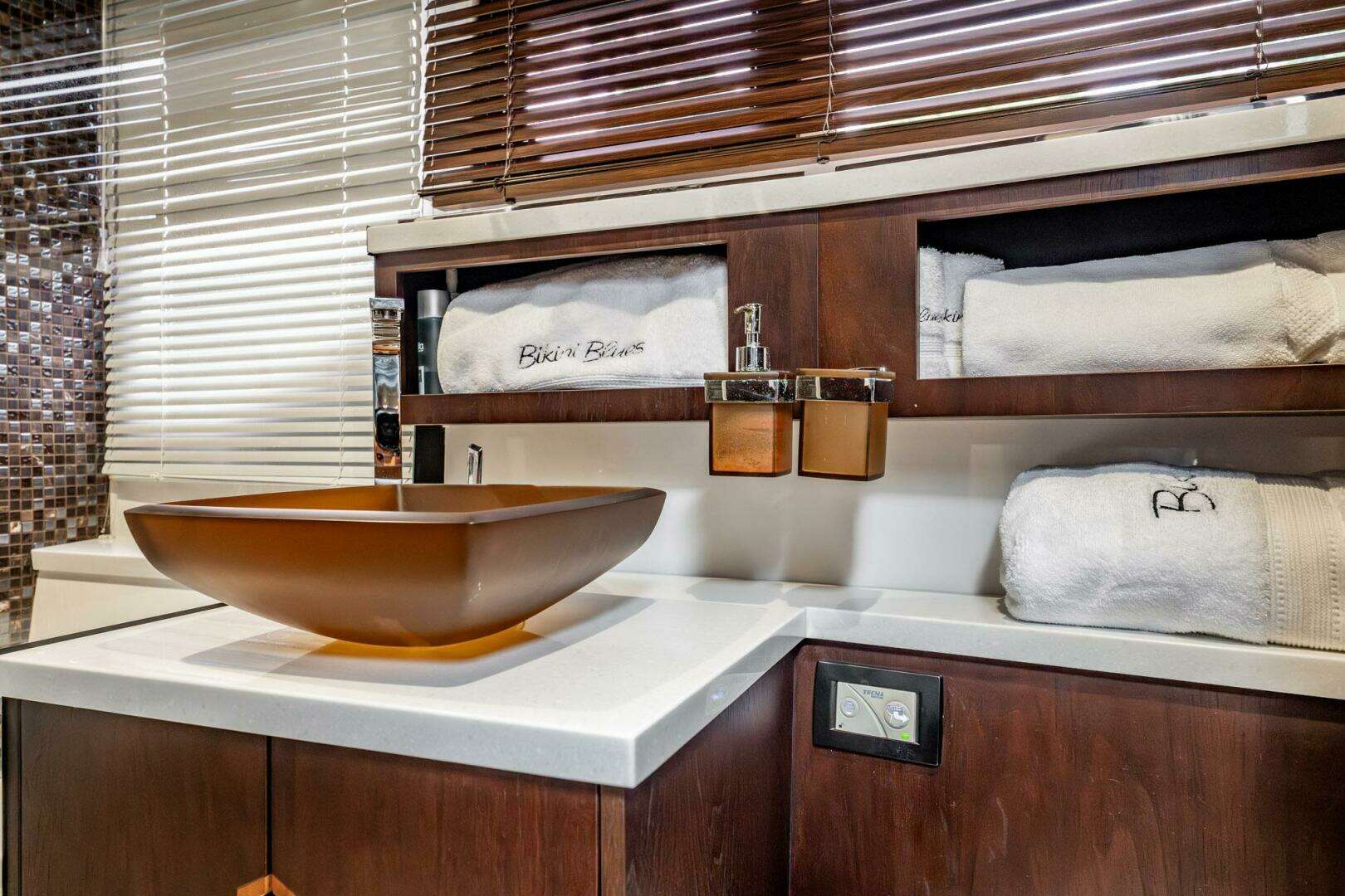 2017 Galeon 510 Skybridge - Image 48