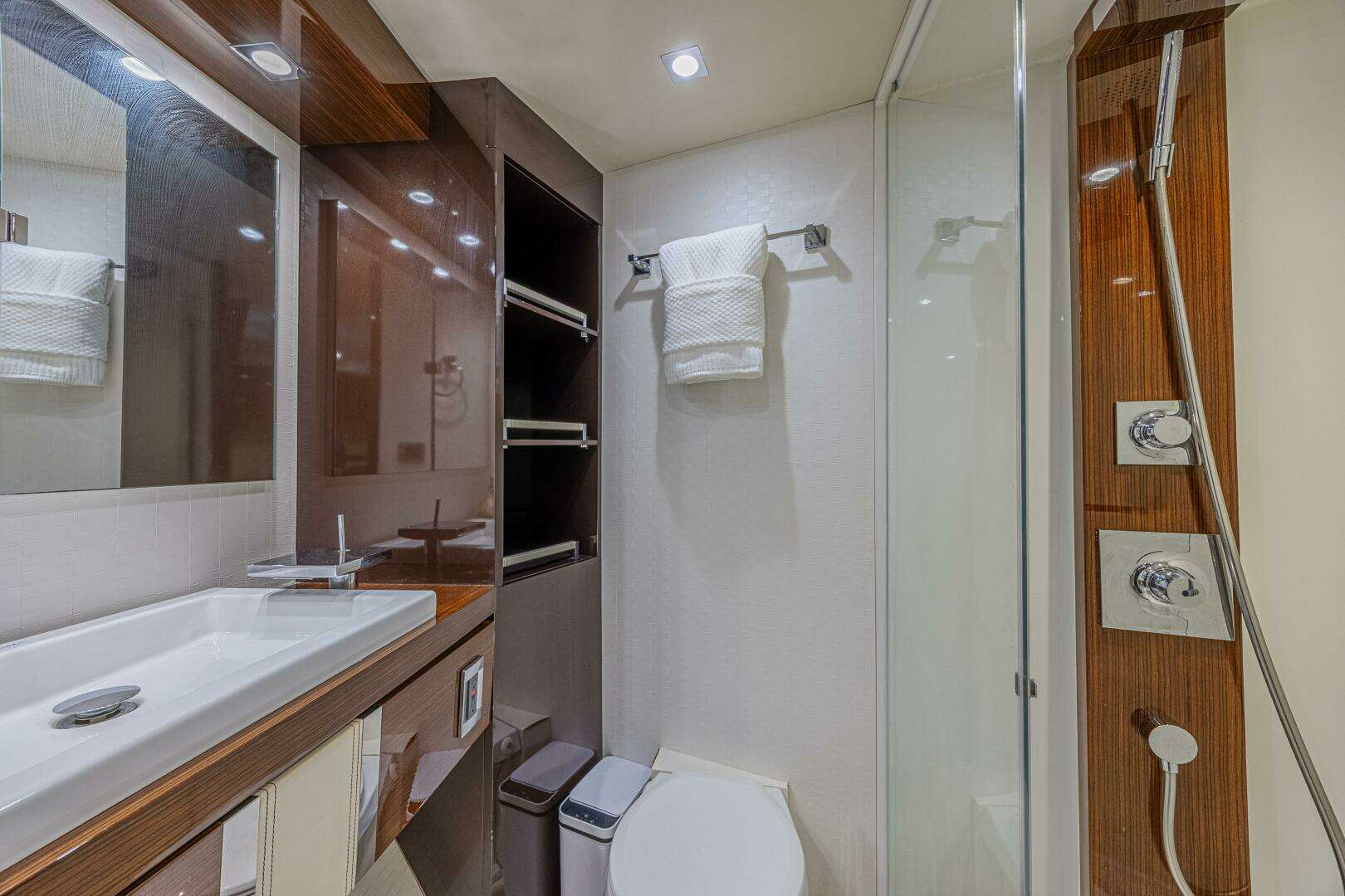 2010 Lazzara Yachts LSX 92 - Image 54