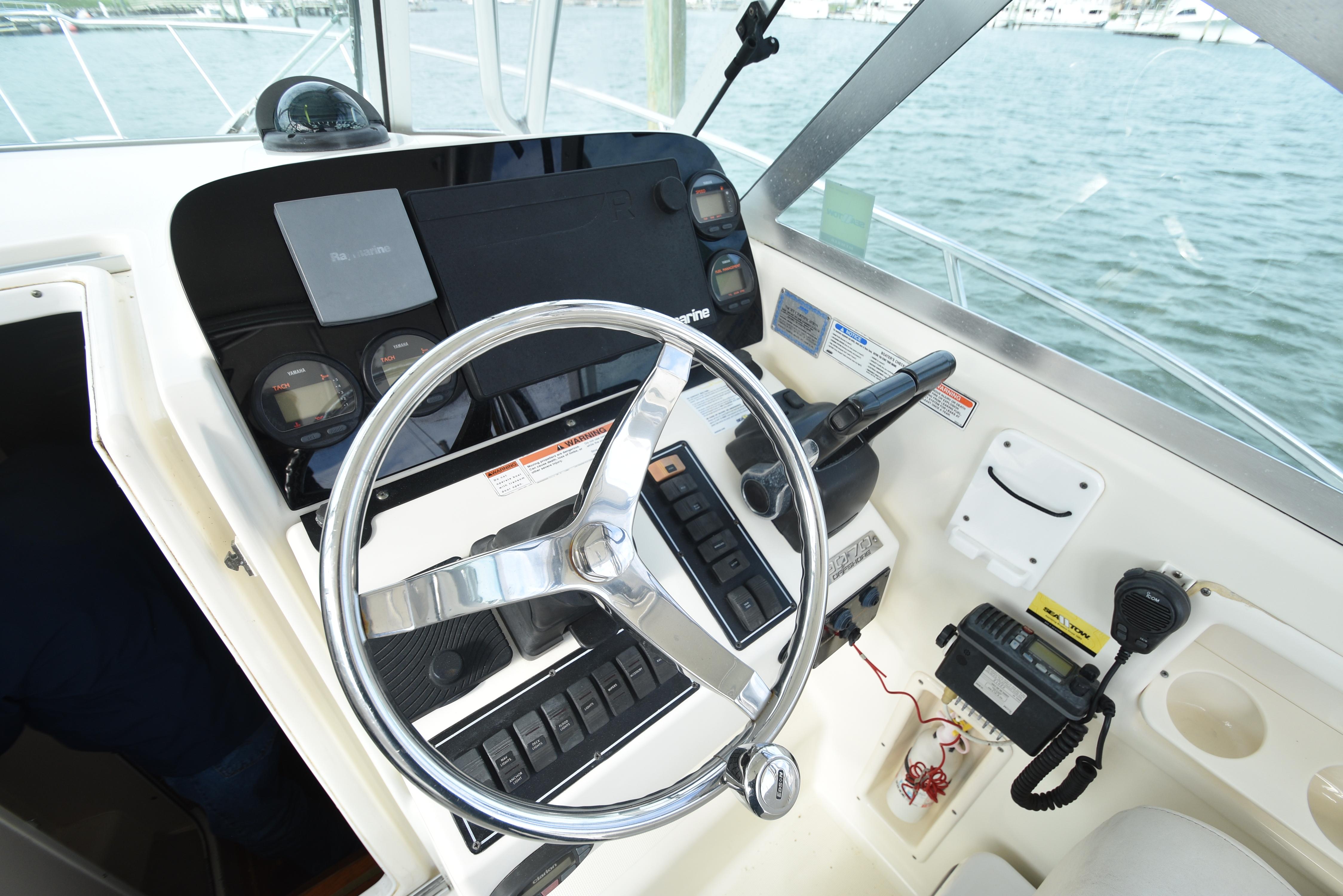 2005 Pursuit 3070 Offshore Express - 17