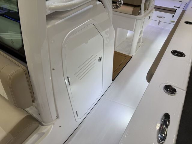 2026 Everglades 253 Center Console - 29