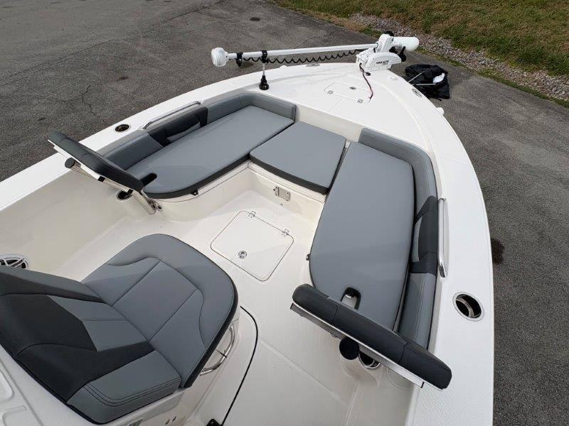 2025 Robalo 226 Cayman - 42