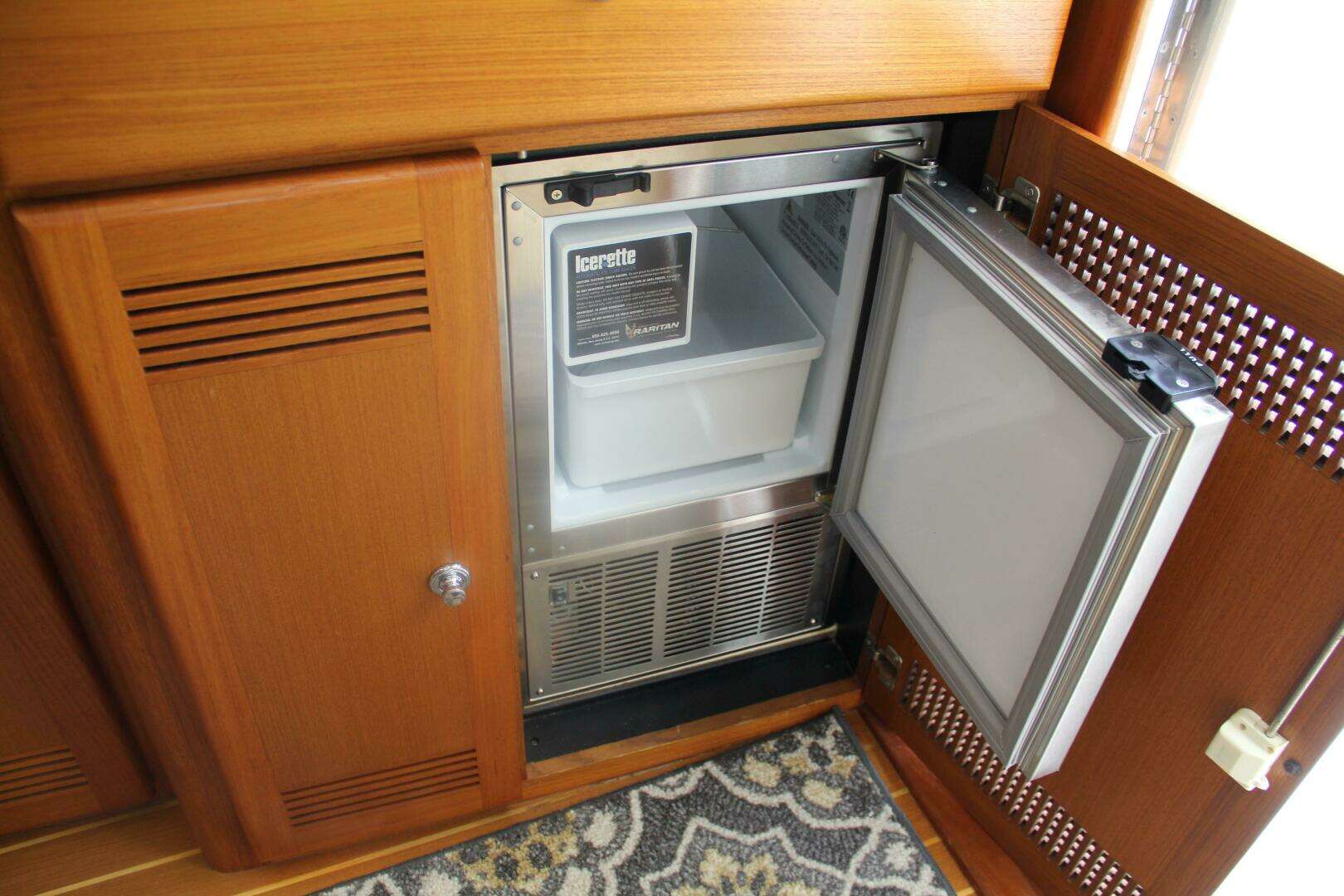 2004 Cabo 48 Flybridge - Image 14