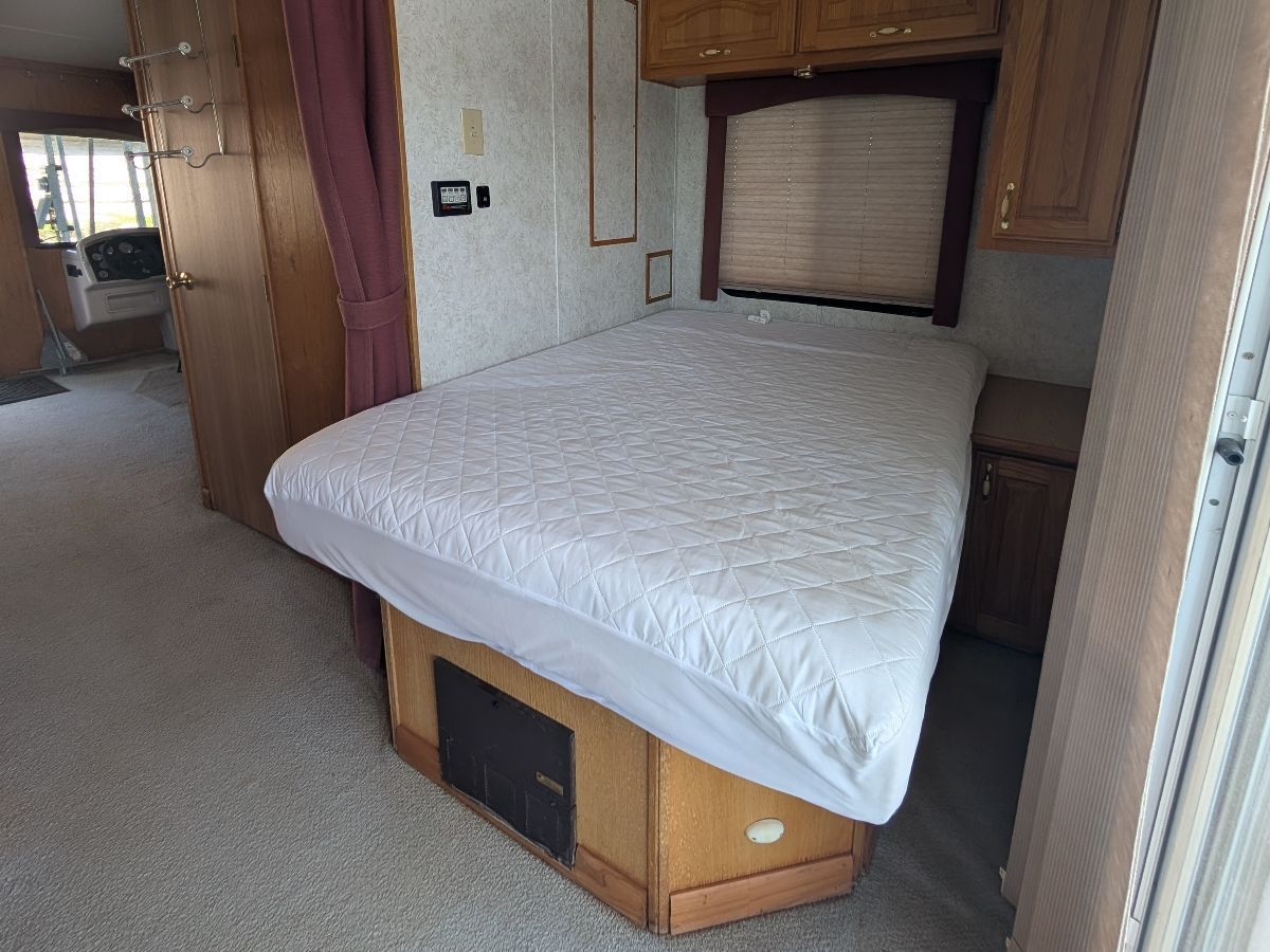 2005 Tracker Myacht - 12