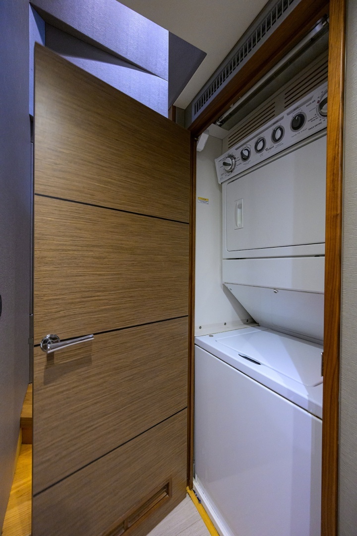 2013 Hatteras 80 Motor Yacht - Image 18