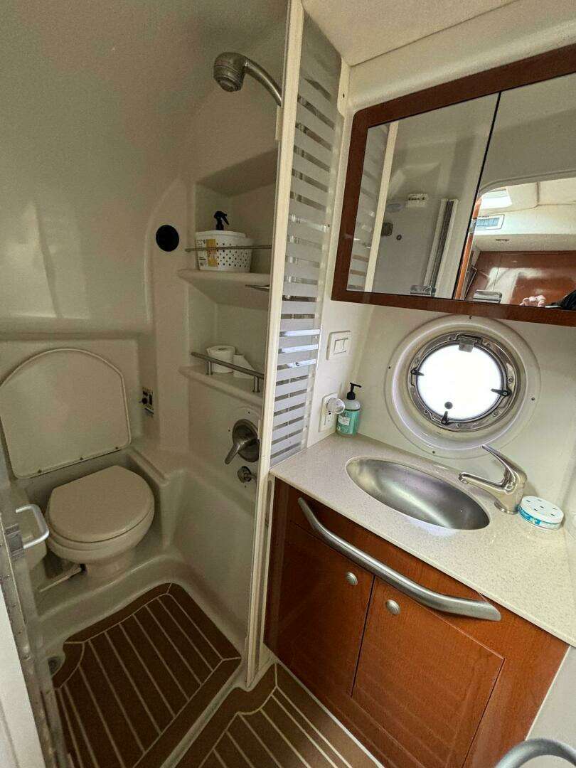 2009 Sea Ray SUNDANCER 350 - Image 40