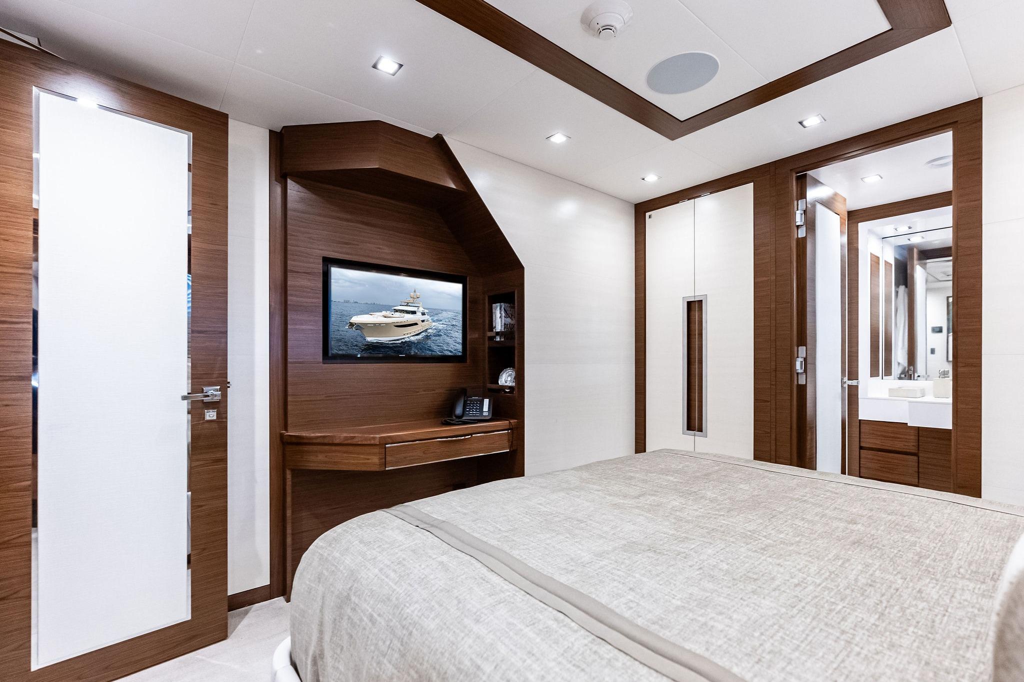 VIP guest cabin, inboard view