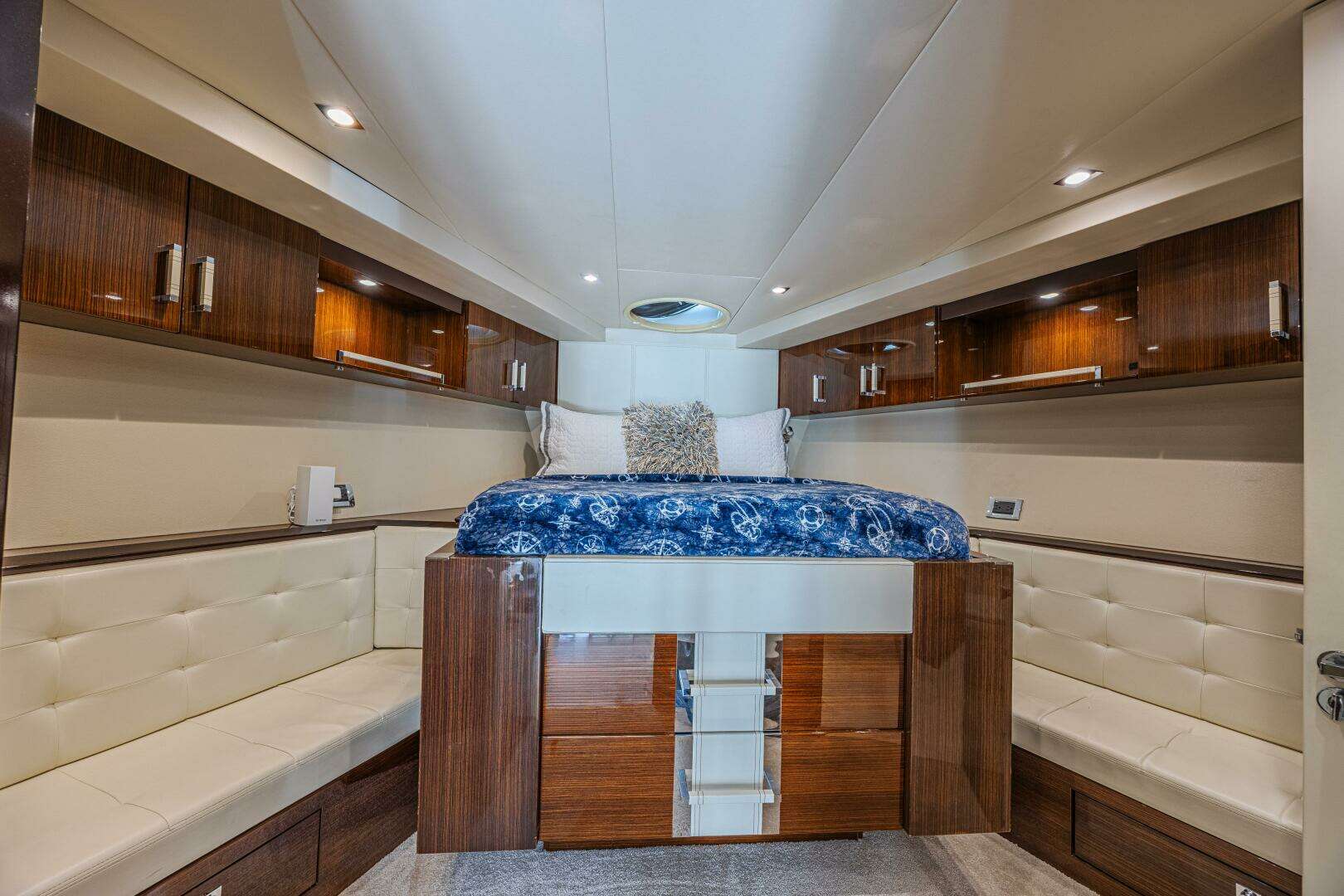 2010 Lazzara Yachts LSX 92 - Image 53