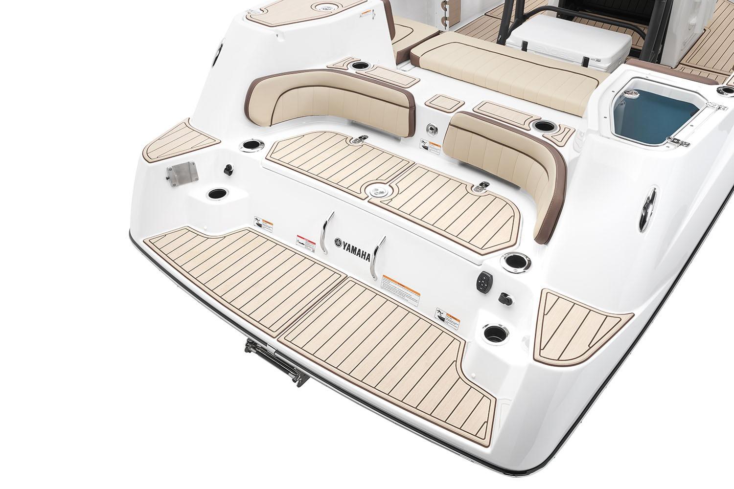 Manufacturer Provided Image: 2026 Yamaha Boats 255 FSH Sport H, featuring spacious deck and seating area.