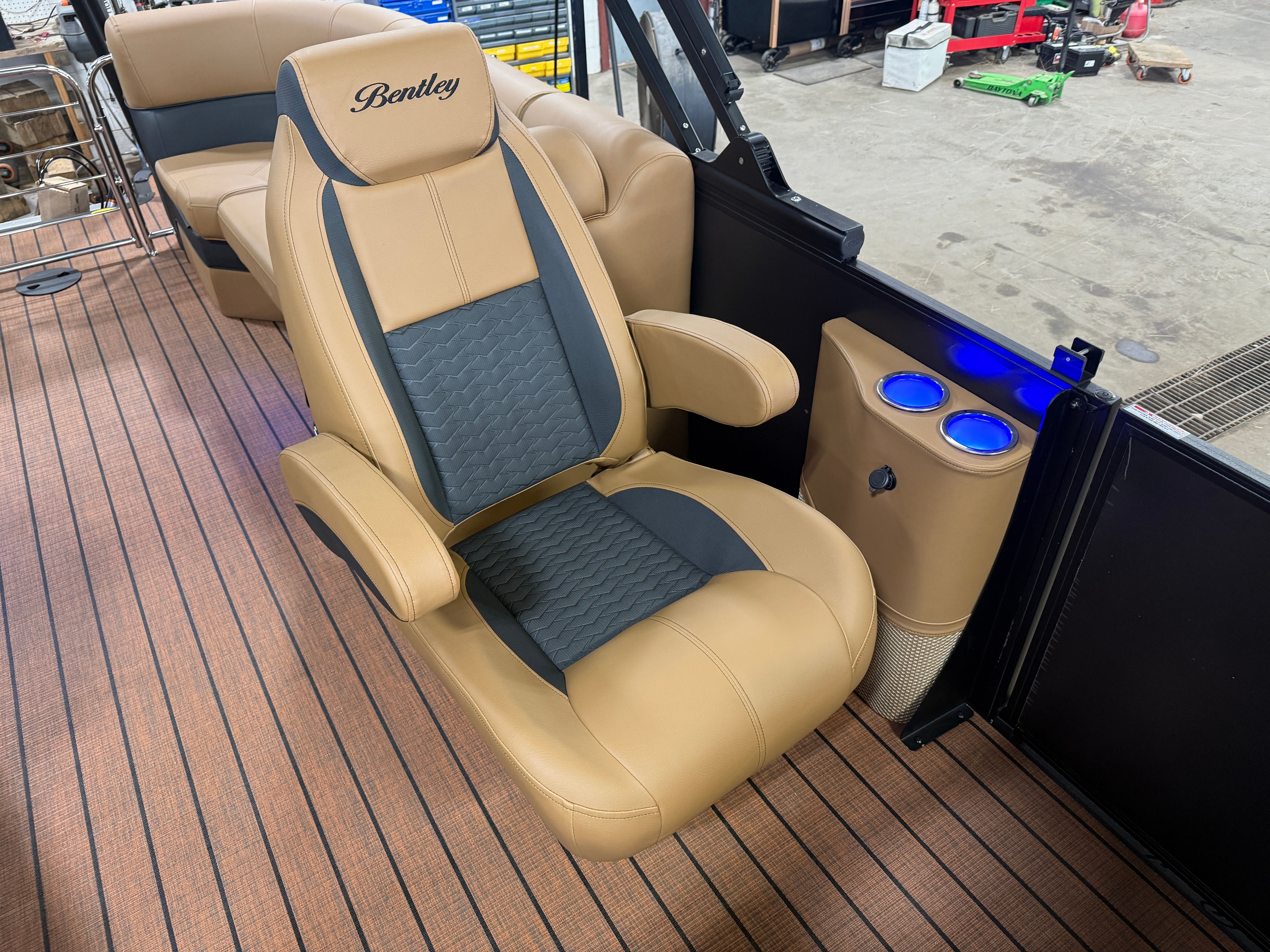 2026 Bentley Pontoons Elite 223 Admiral Quad Lounge Tritoon - 11