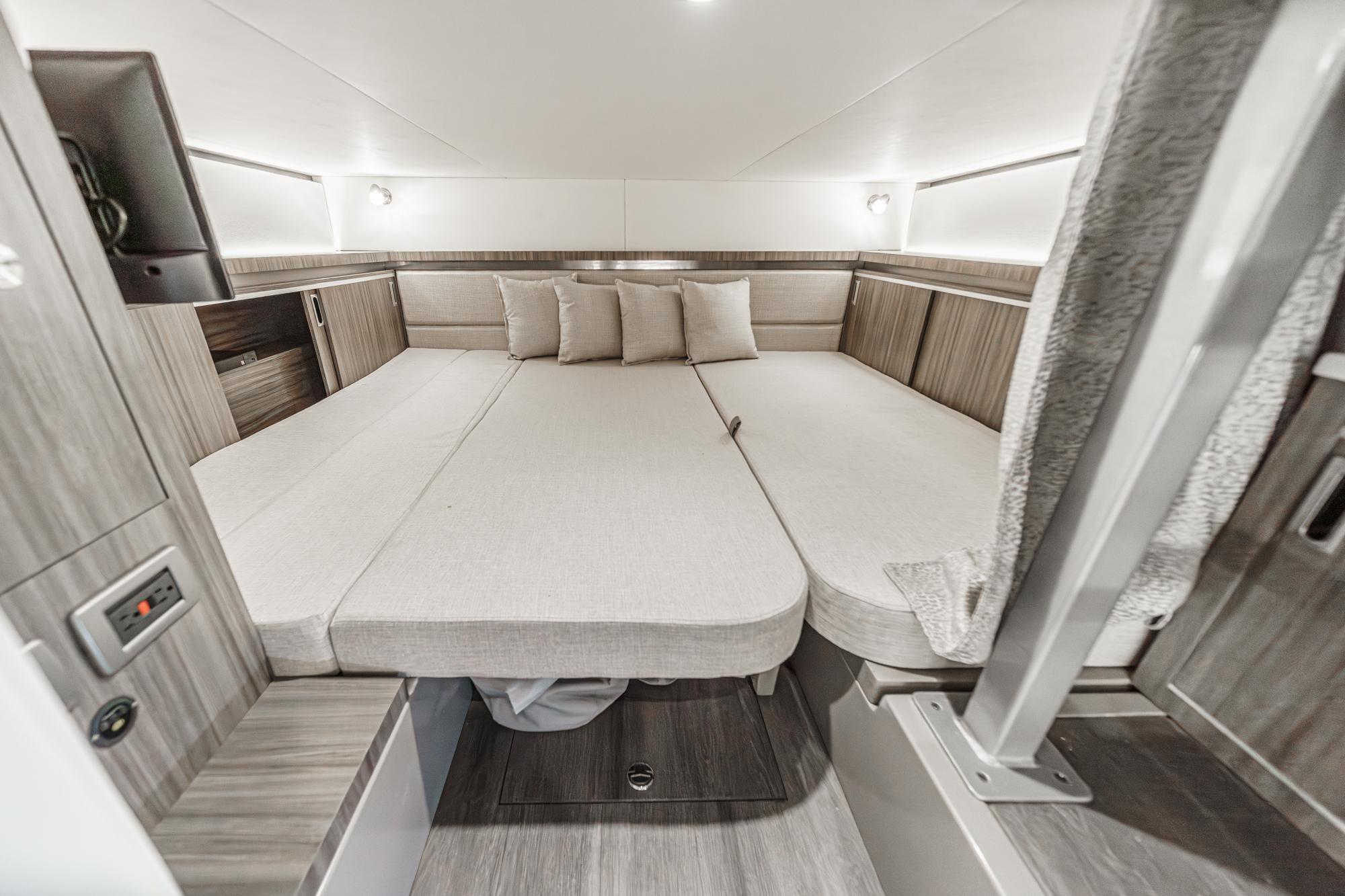 2024 Sea Ray Sundancer 320 Outboard - 17