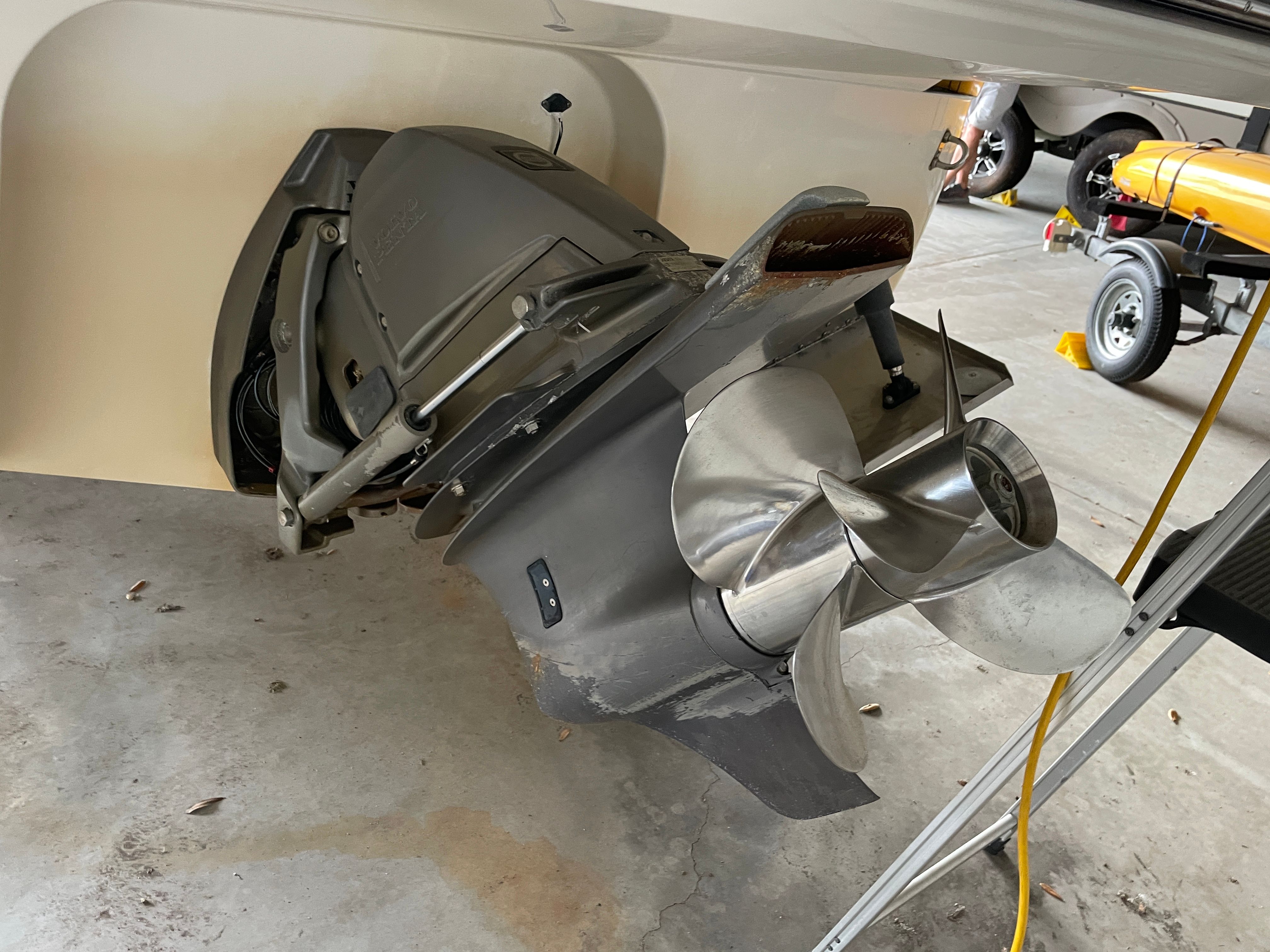Monterey 280 Sport Cruiser 2010 drive and propeller in garage.