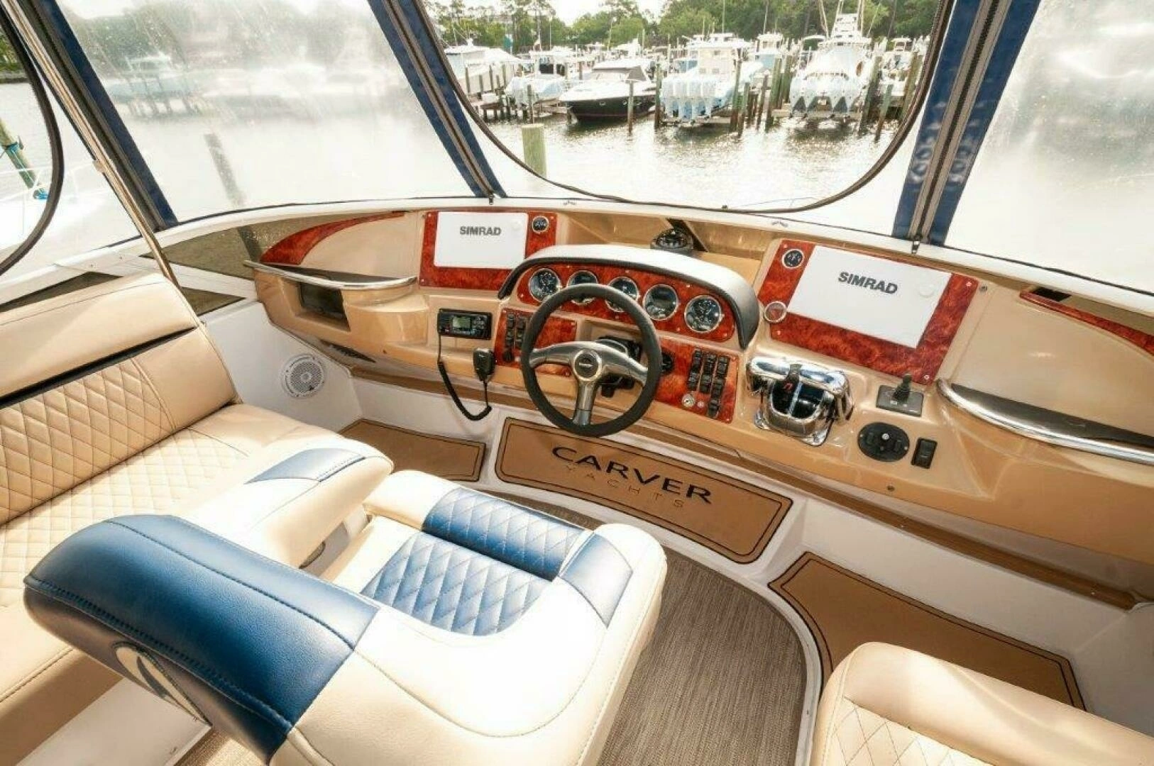 2002 Carver 444 Cockpit Motor Yacht - Image 13