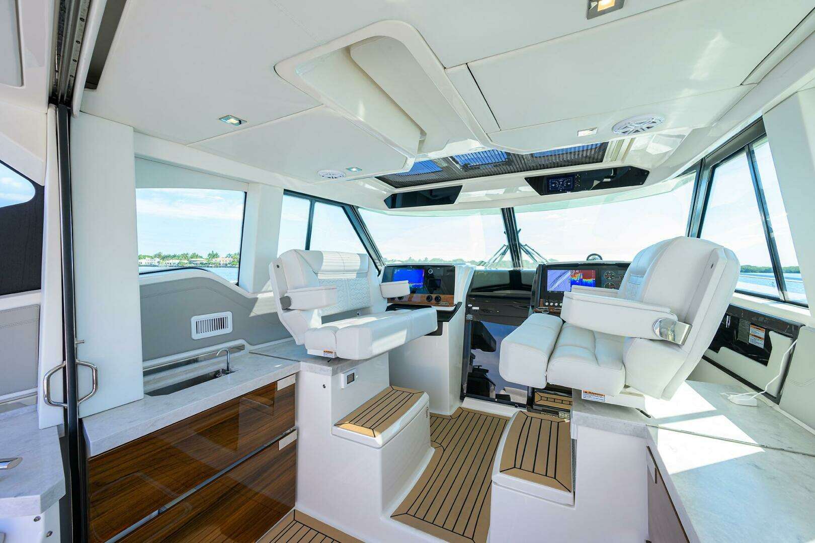 2022 Tiara Yachts 43 LE - Image 6