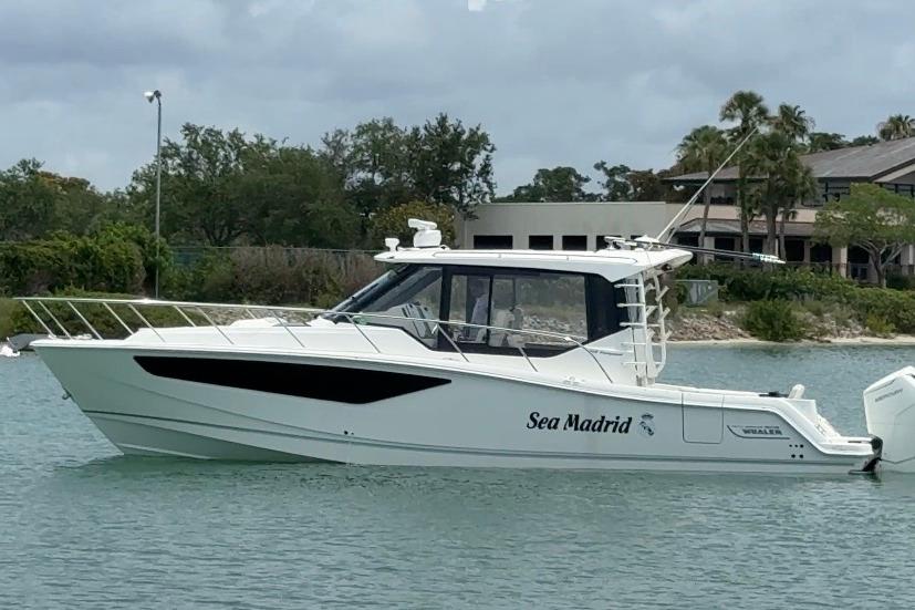 2023 Boston Whaler 405 Conquest